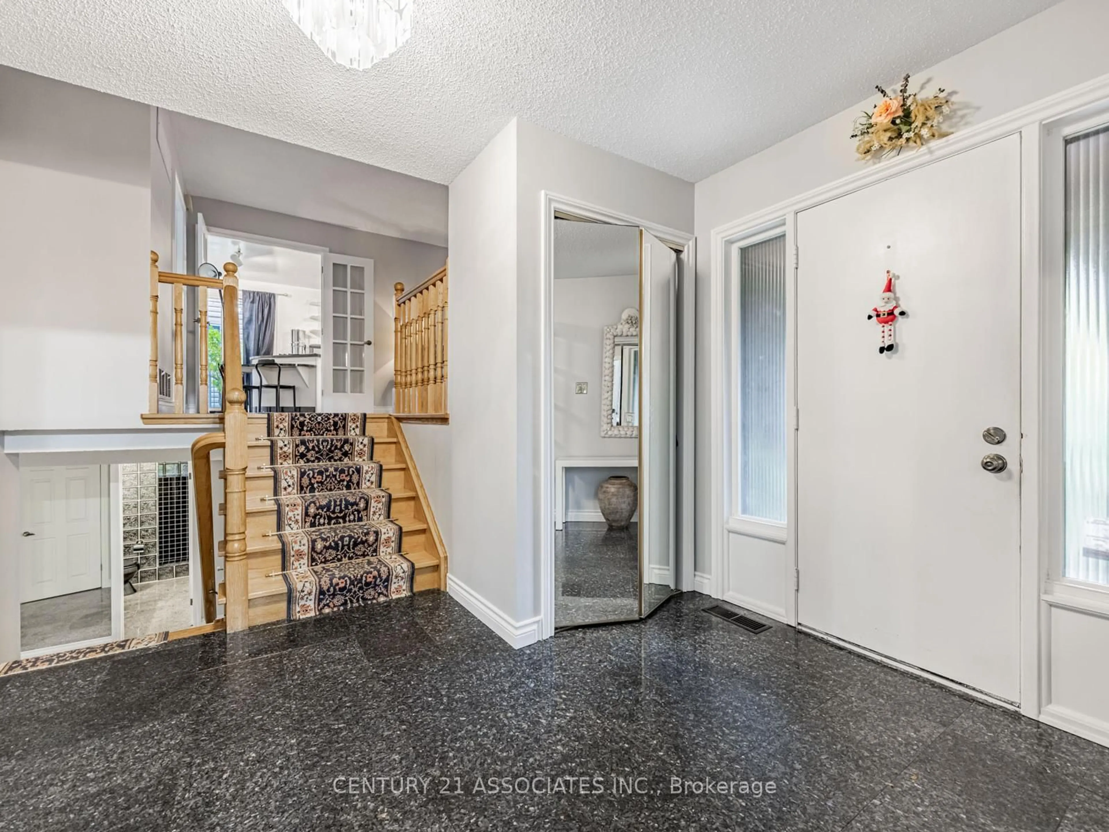 Indoor foyer for 3465 Rubens Crt, Burlington Ontario L7N 3K3