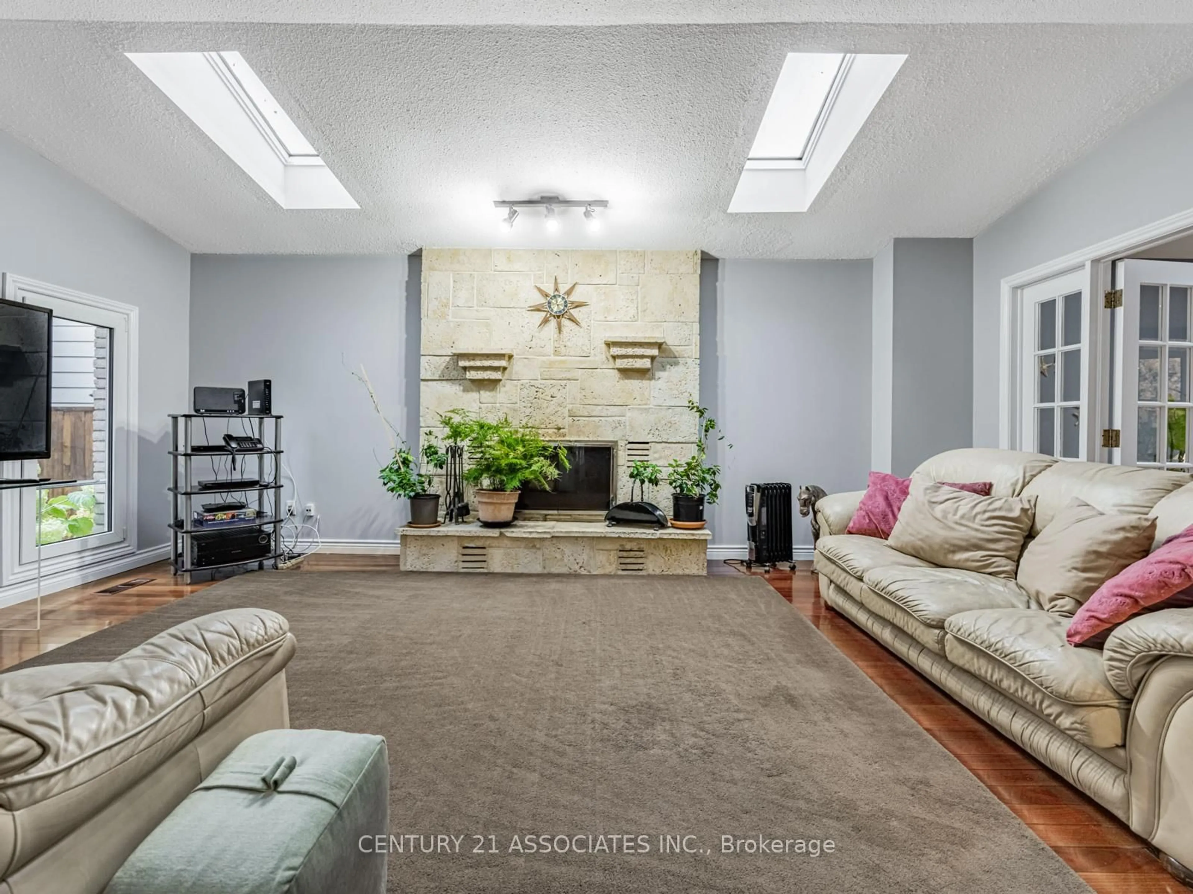 Living room with furniture, unknown for 3465 Rubens Crt, Burlington Ontario L7N 3K3