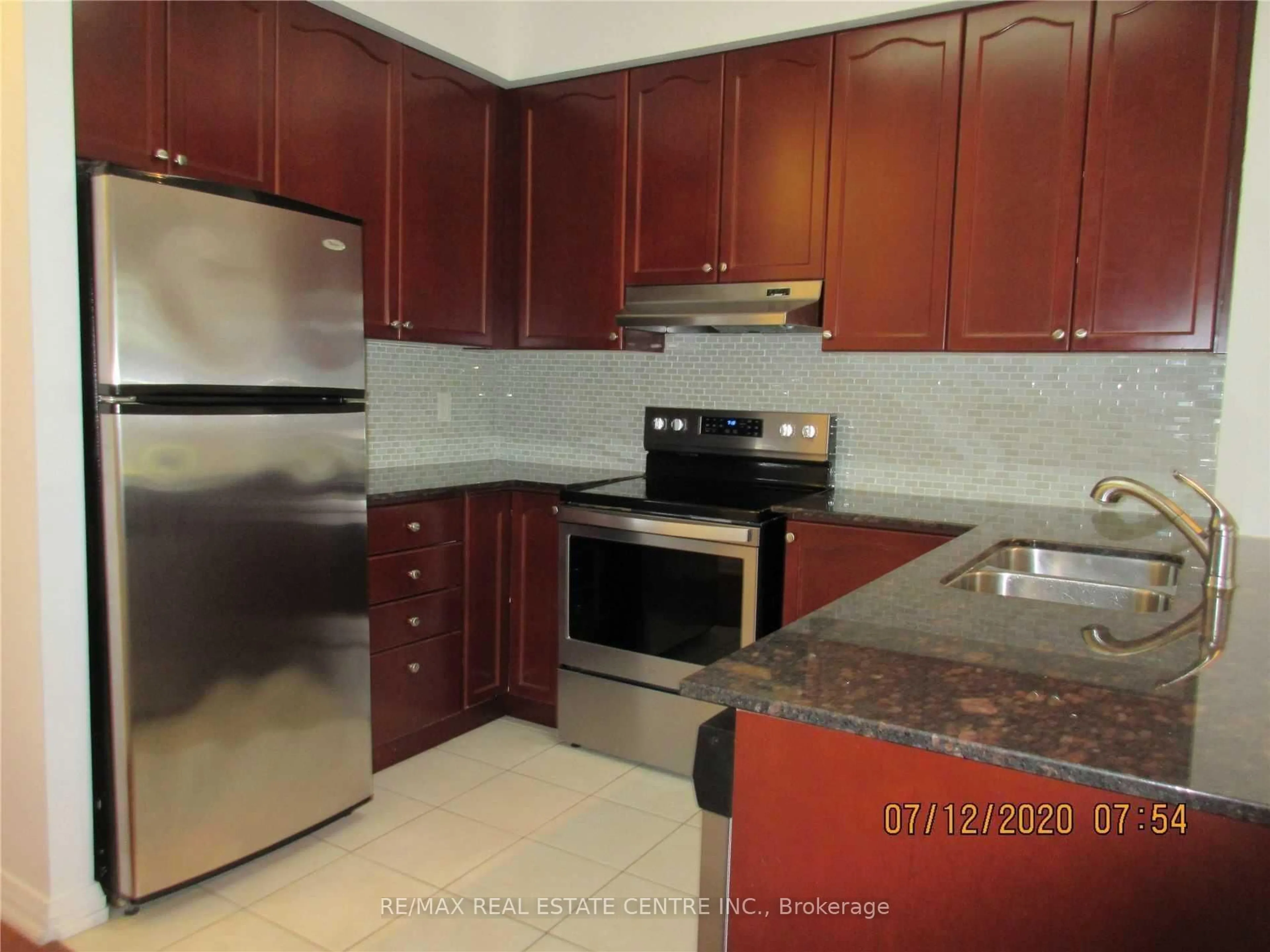 Standard kitchen, ceramic/tile floor for 220 Forum Dr #TH#111, Mississauga Ontario L4Z 4K1