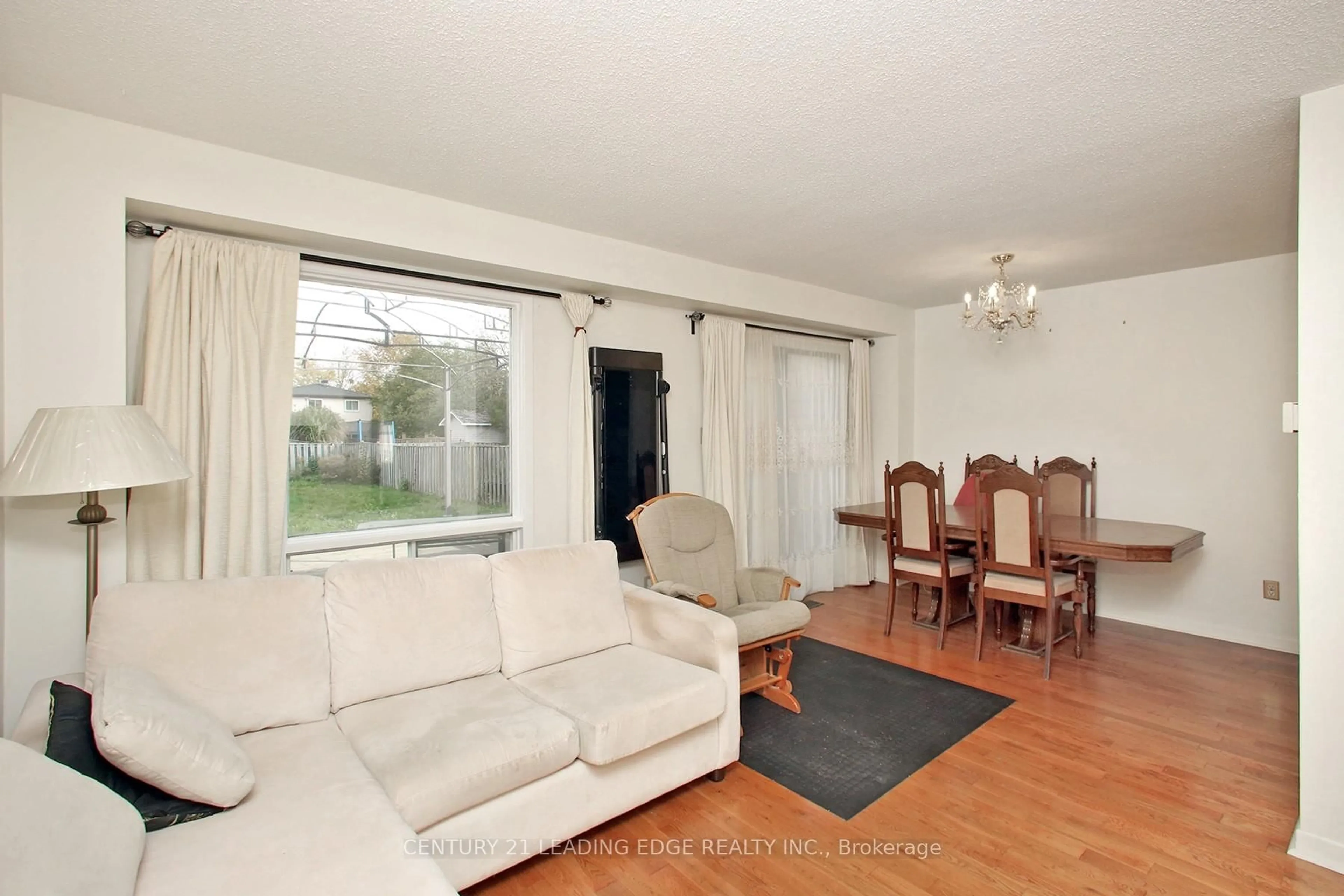 Living room with furniture, wood/laminate floor for 33 NEWBRIDGE Cres, Brampton Ontario L6S 4B5