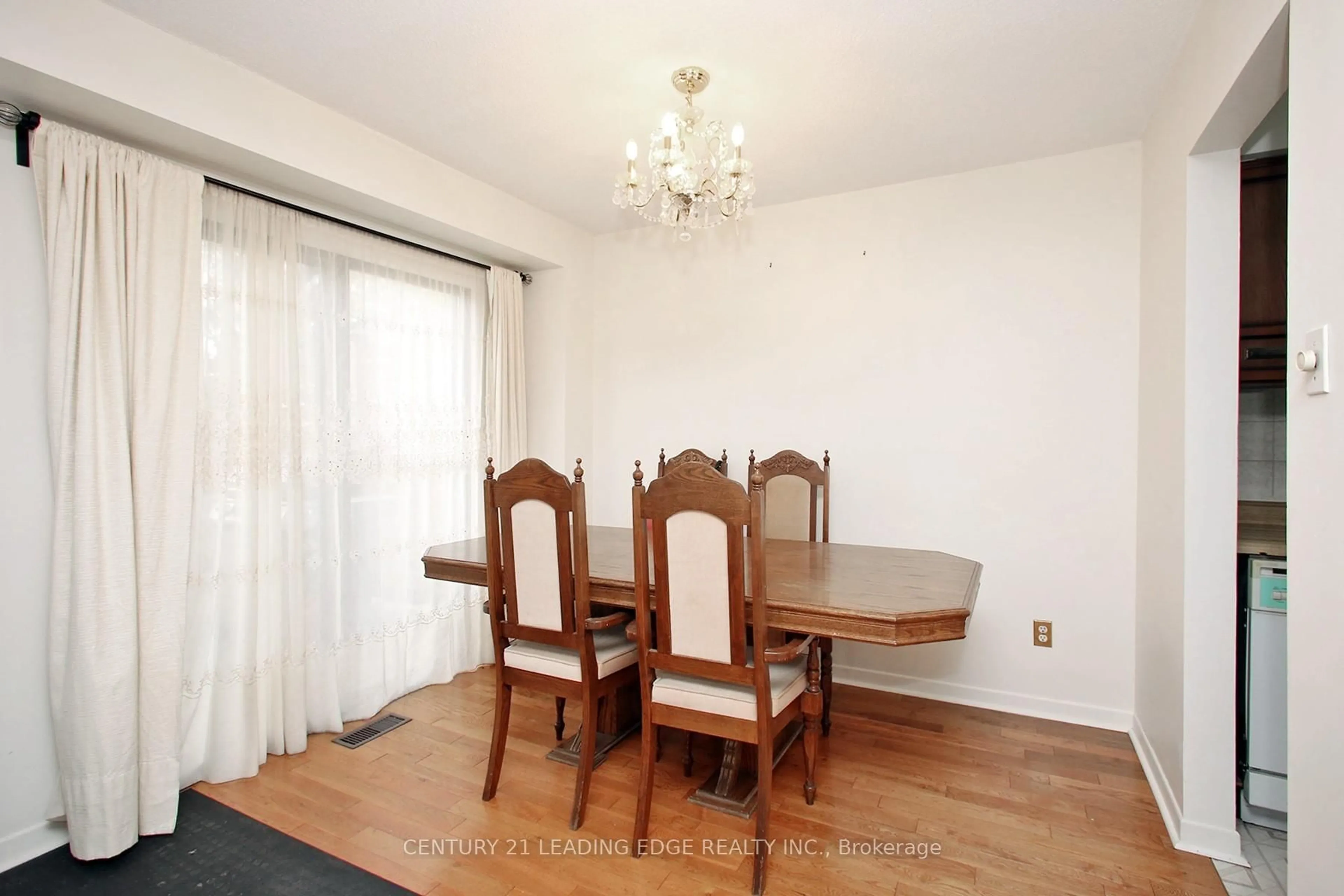 Dining room, wood/laminate floor for 33 NEWBRIDGE Cres, Brampton Ontario L6S 4B5