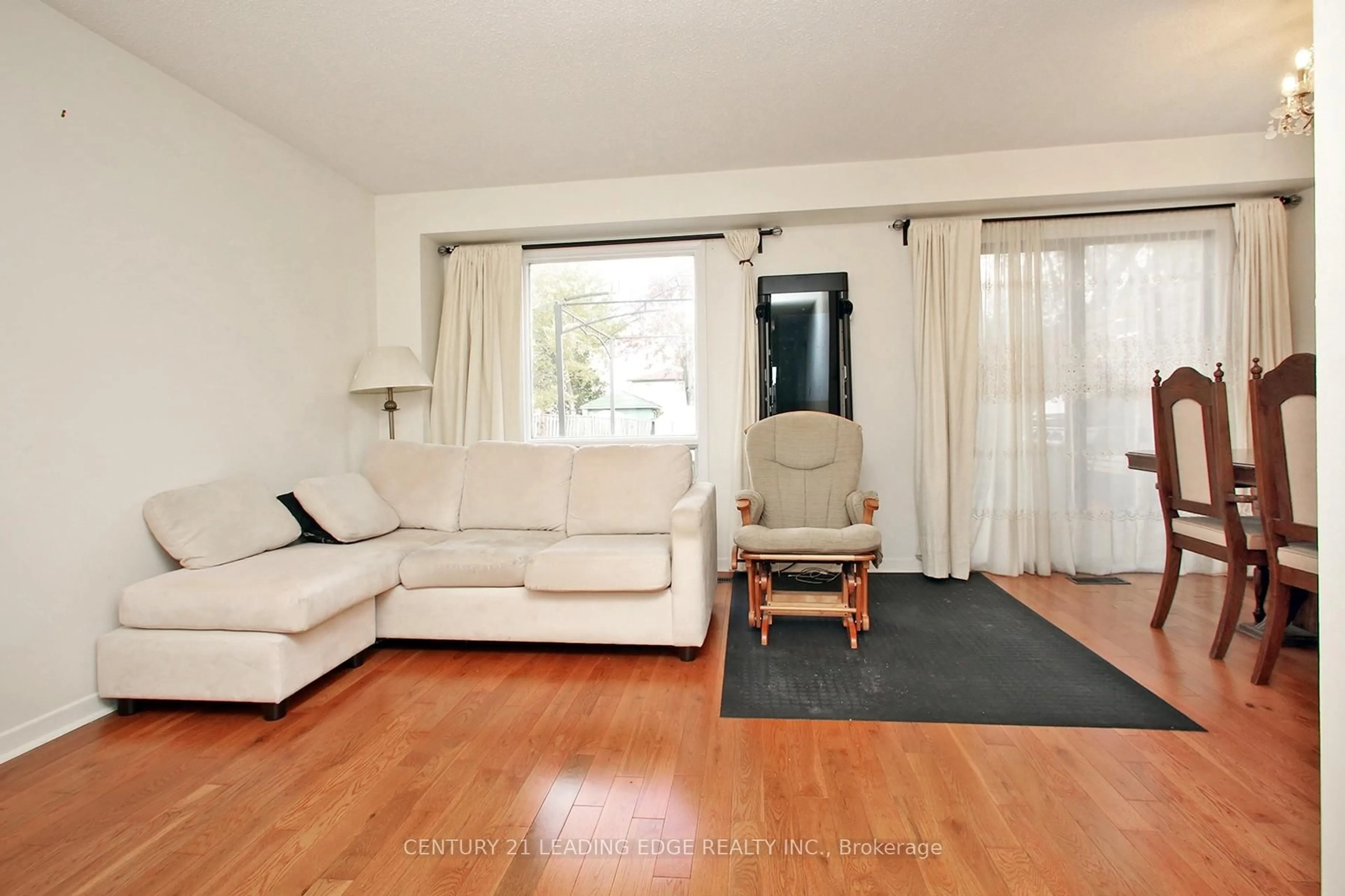 Living room with furniture, unknown for 33 NEWBRIDGE Cres, Brampton Ontario L6S 4B5