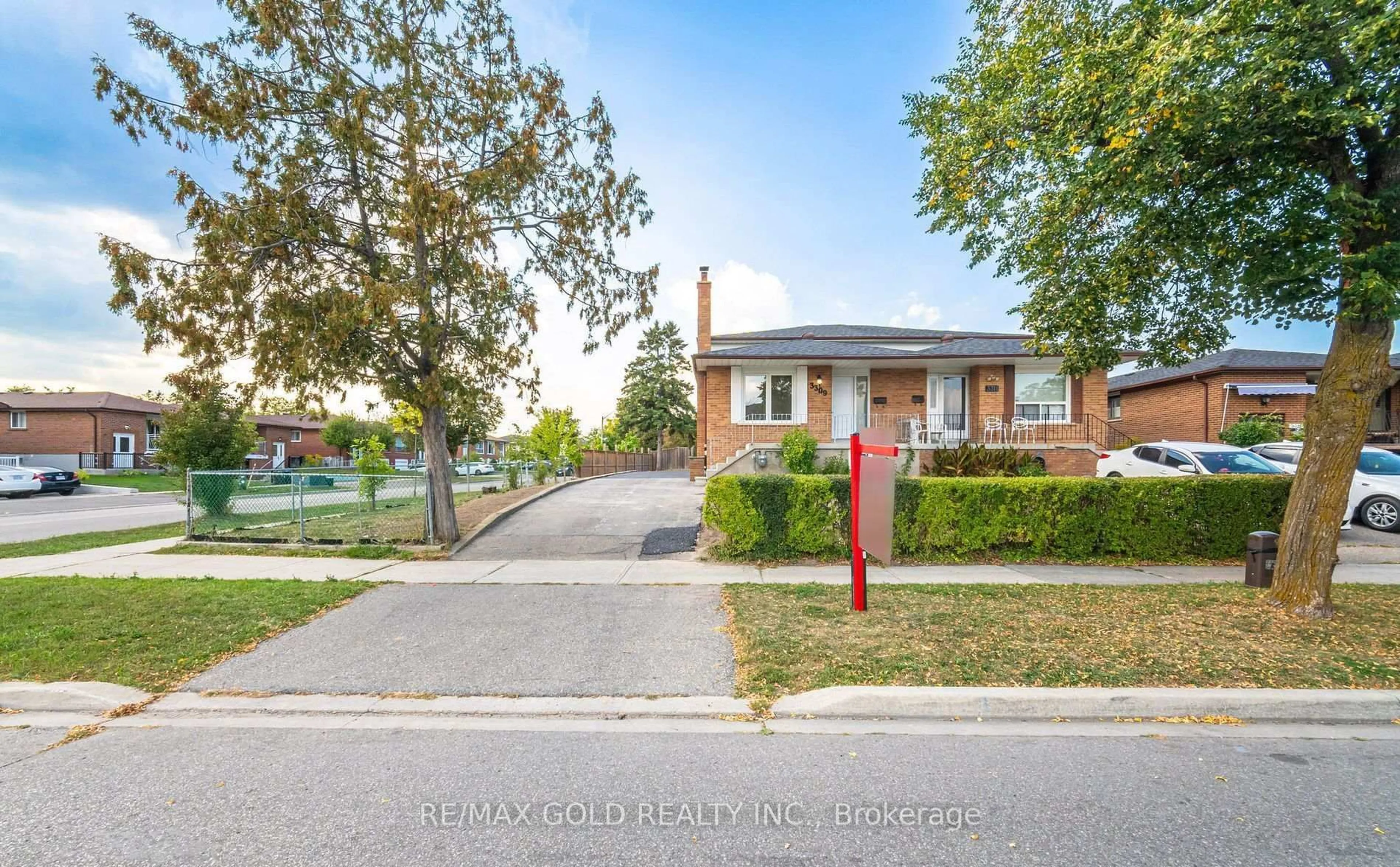 Home with brick exterior material, street for 3309 Jolliffe Ave, Mississauga Ontario L4T 1V6