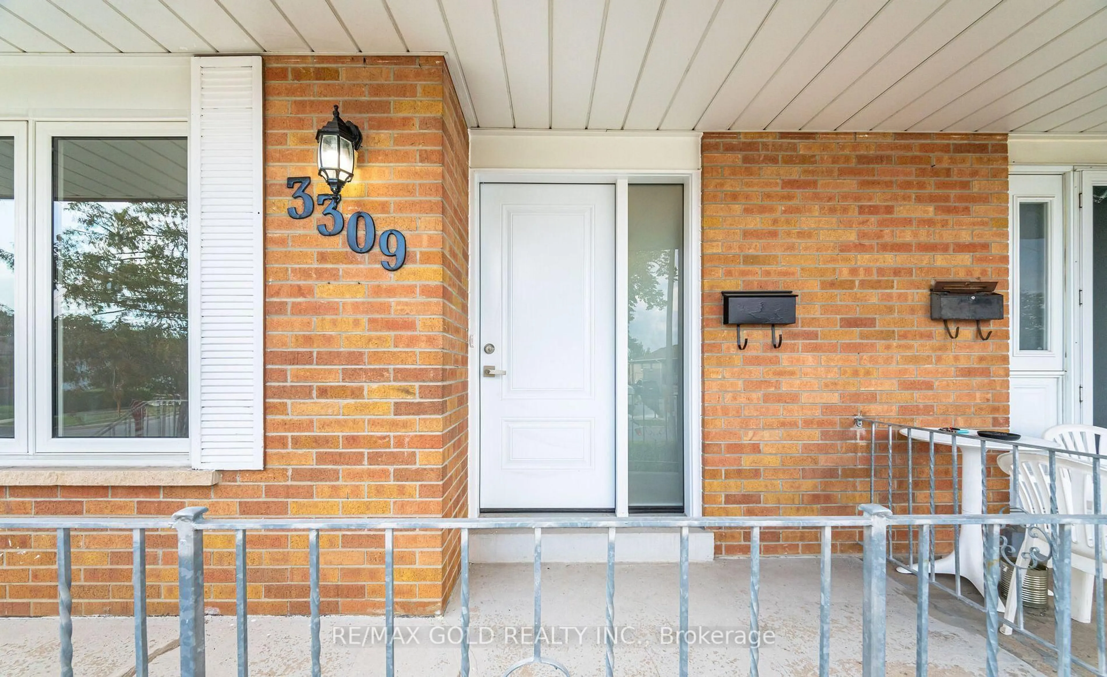 Indoor entryway for 3309 Jolliffe Ave, Mississauga Ontario L4T 1V6