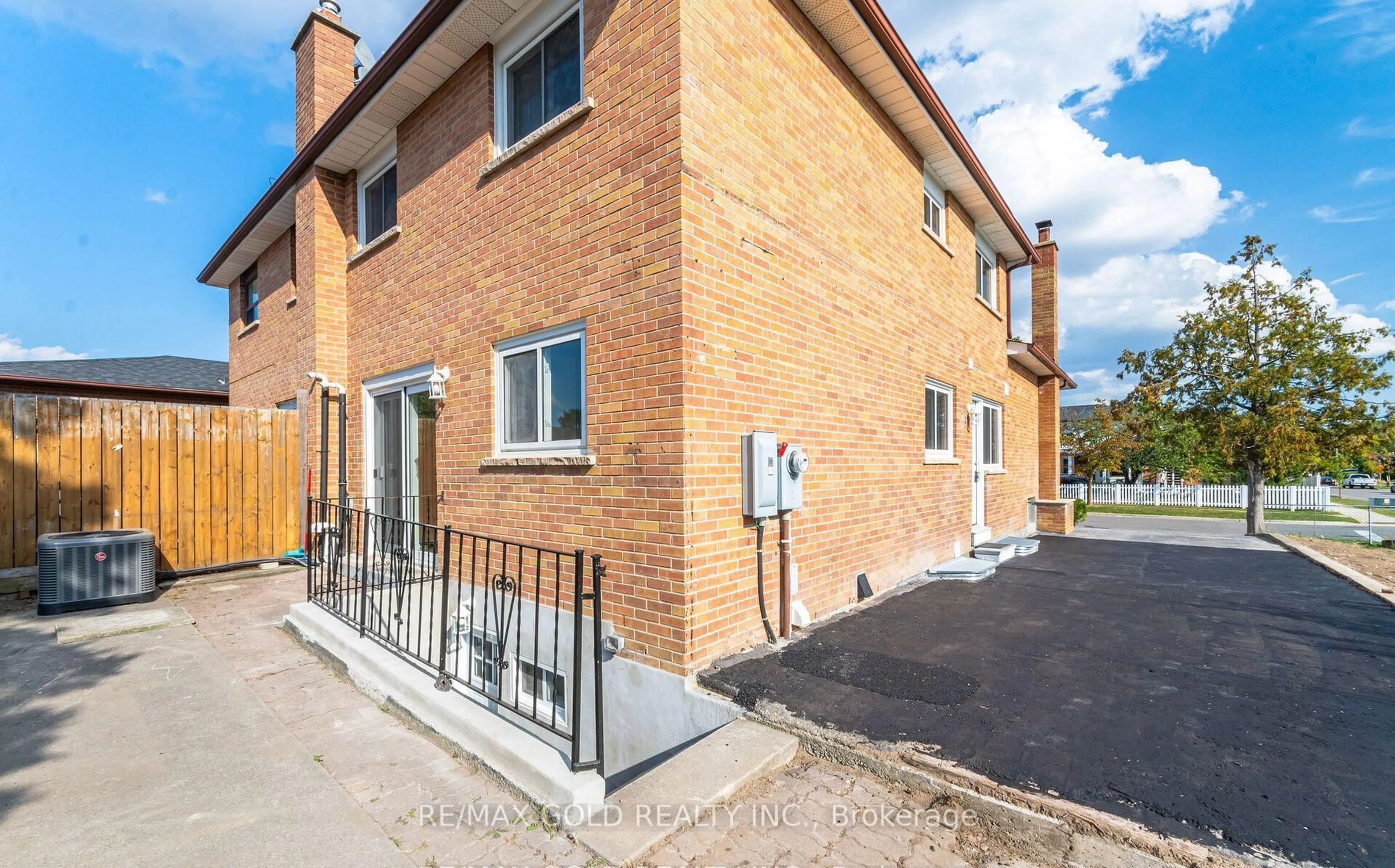 Home with brick exterior material, street for 3309 Jolliffe Ave, Mississauga Ontario L4T 1V6