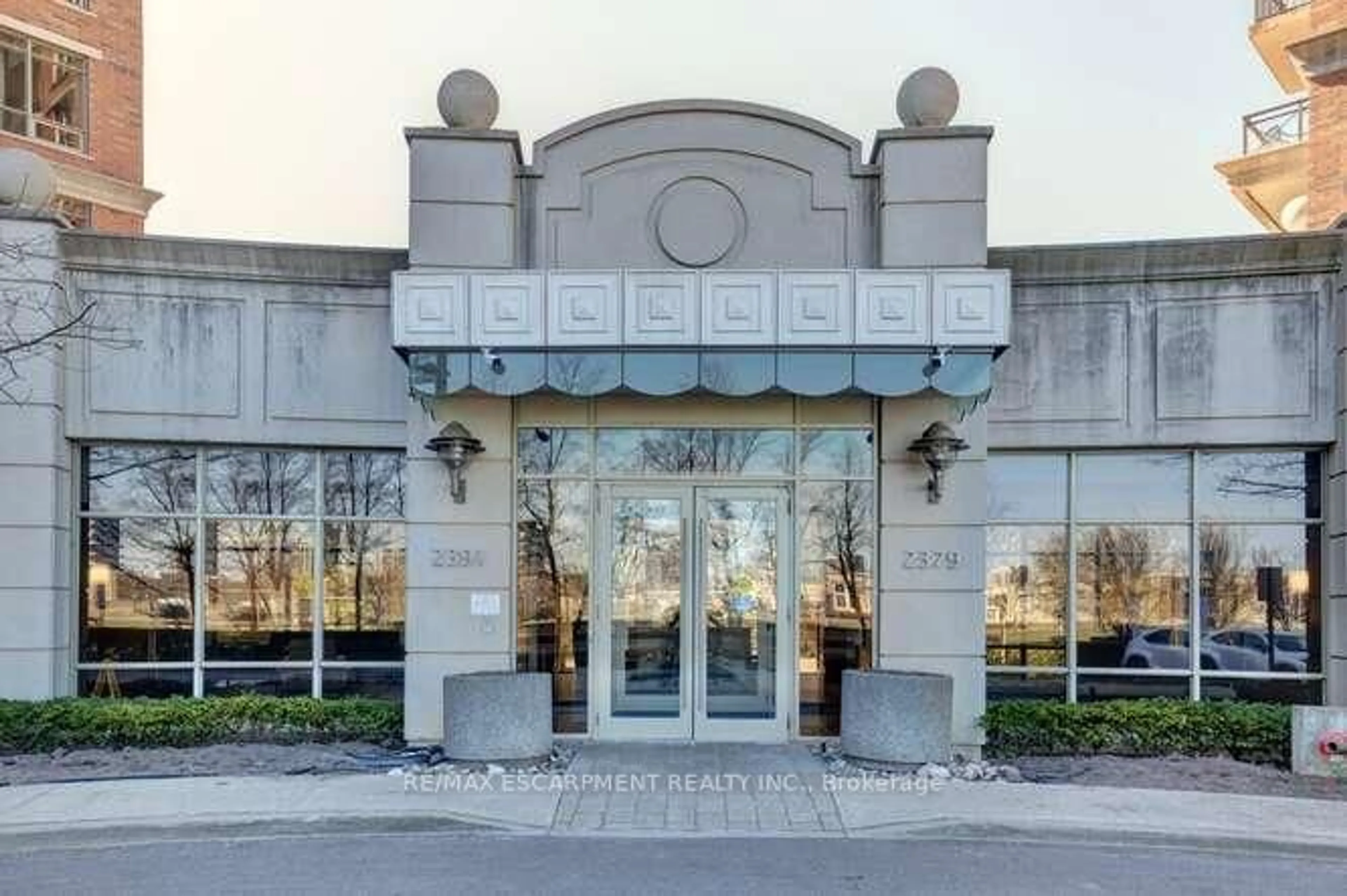 Indoor foyer for 2391 Central Park Dr #202, Oakville Ontario L6H 0E4