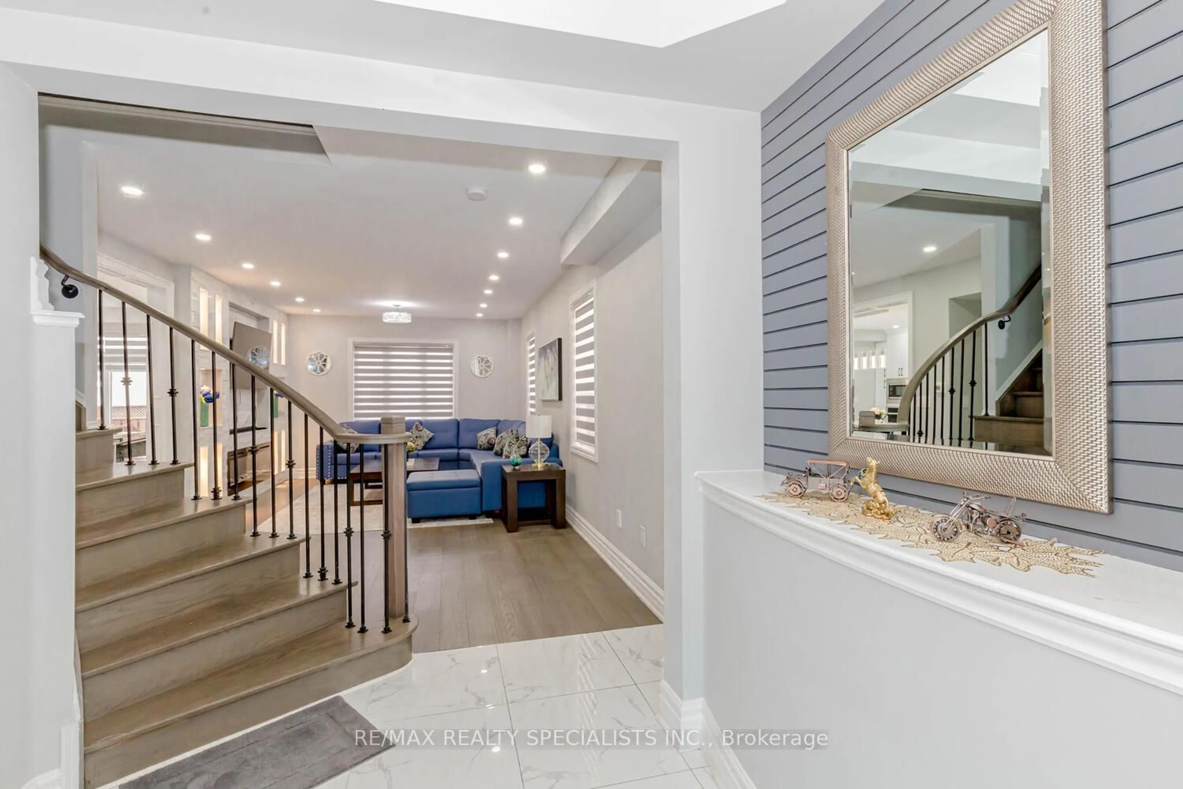 Indoor foyer for 46 Ocean Ridge Dr, Brampton Ontario L6R 3K5