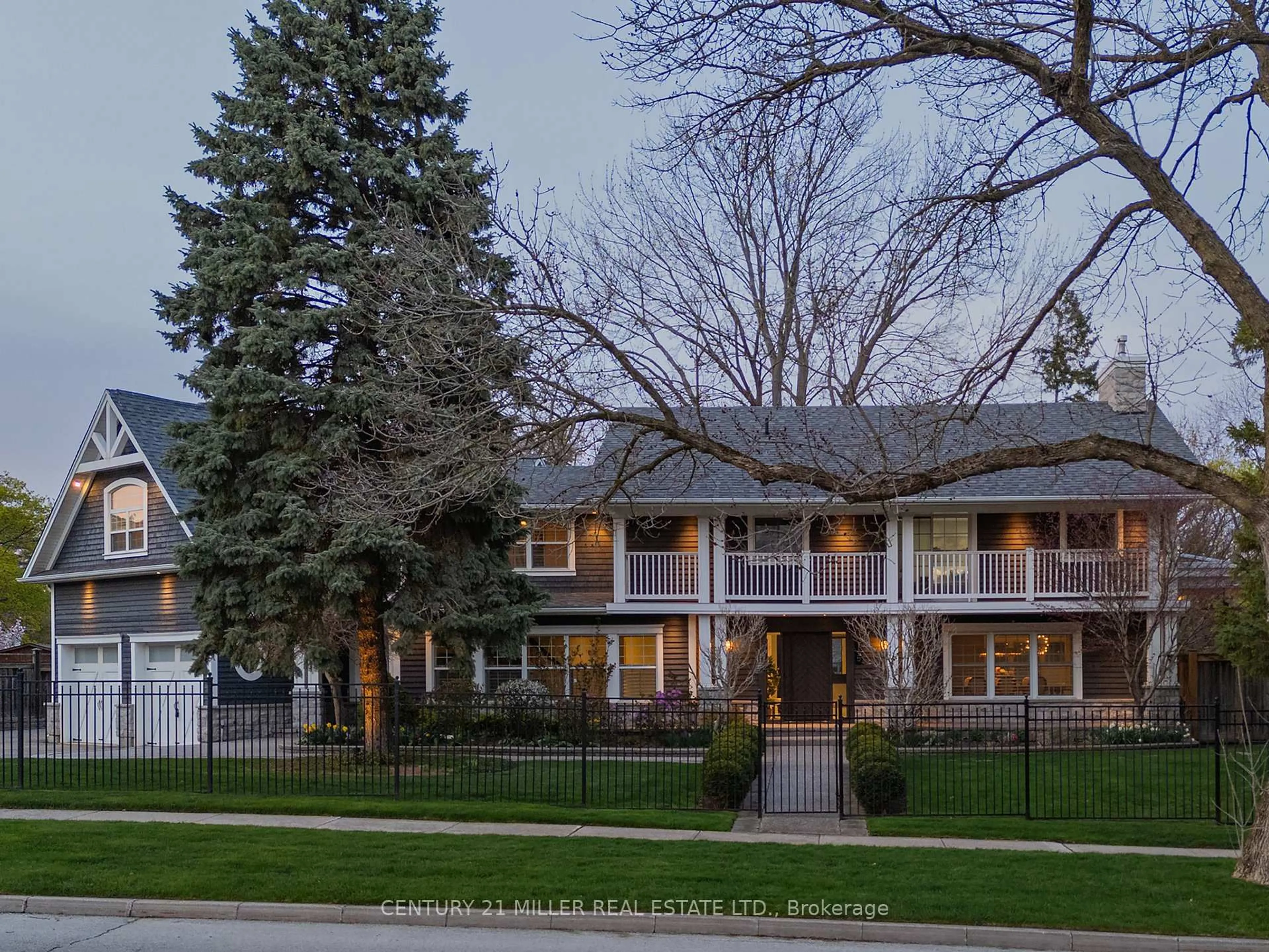 A pic from outside/outdoor area/front of a property/back of a property/a pic from drone, street for 115 Charnwood Dr, Oakville Ontario L6J 5G8