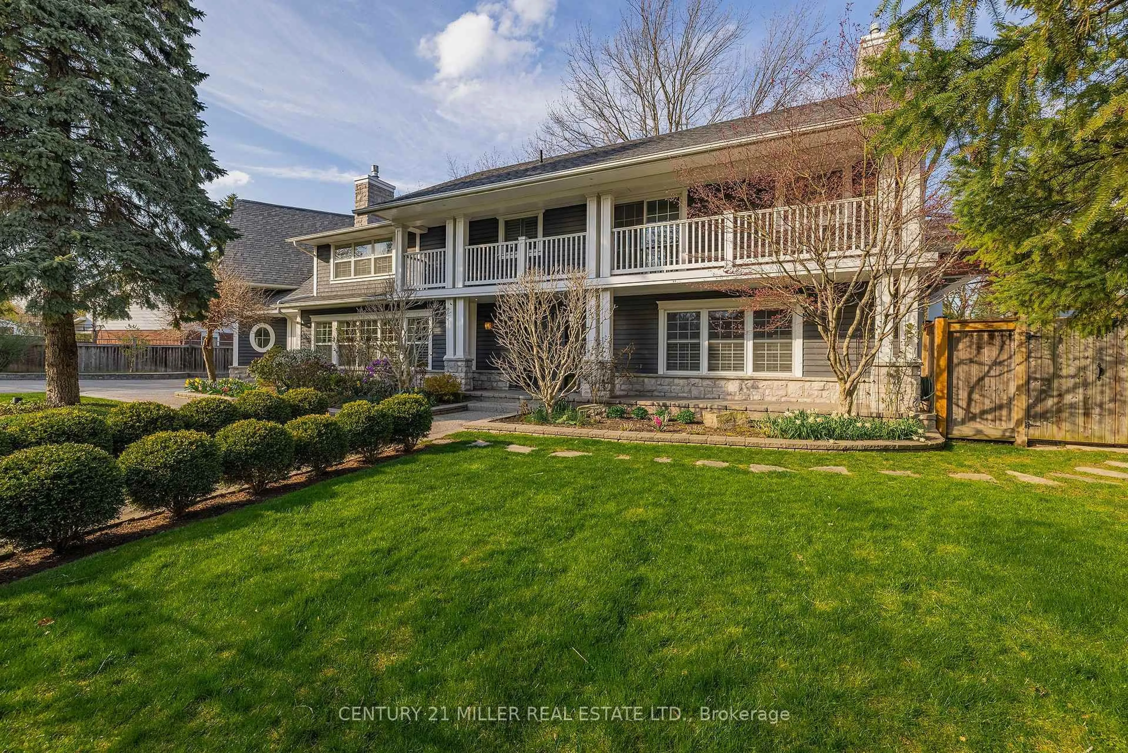 A pic from outside/outdoor area/front of a property/back of a property/a pic from drone, street for 115 Charnwood Dr, Oakville Ontario L6J 5G8