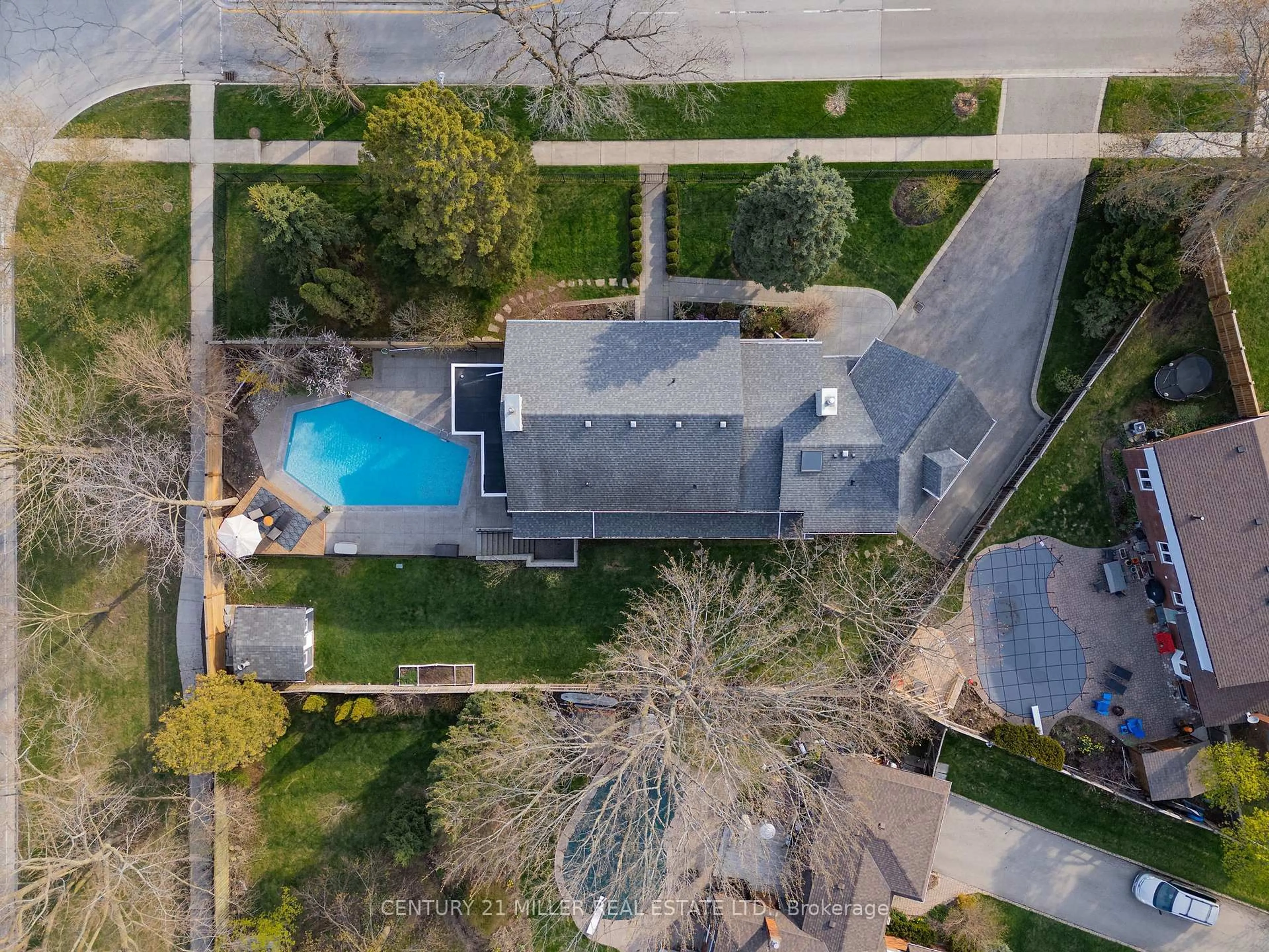 A pic from outside/outdoor area/front of a property/back of a property/a pic from drone, street for 115 Charnwood Dr, Oakville Ontario L6J 5G8