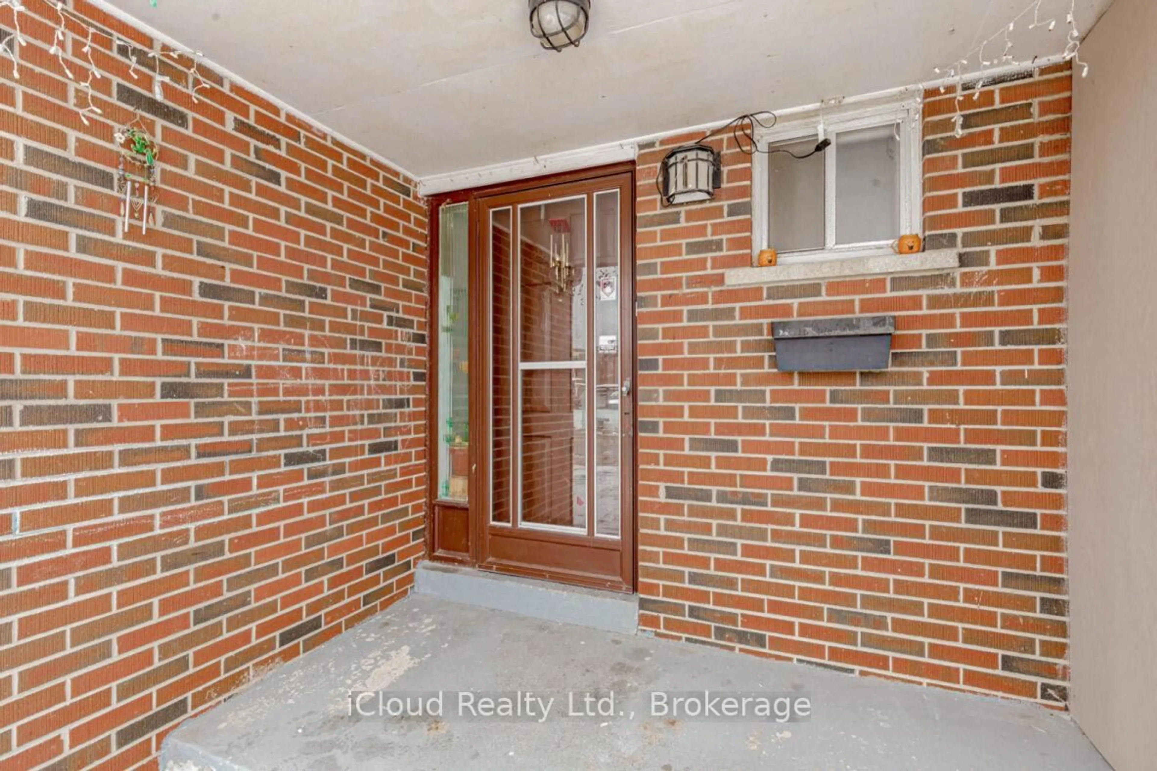 Indoor entryway for 7406 Darcel Ave #Unit 1, Mississauga Ontario L4T 2X7