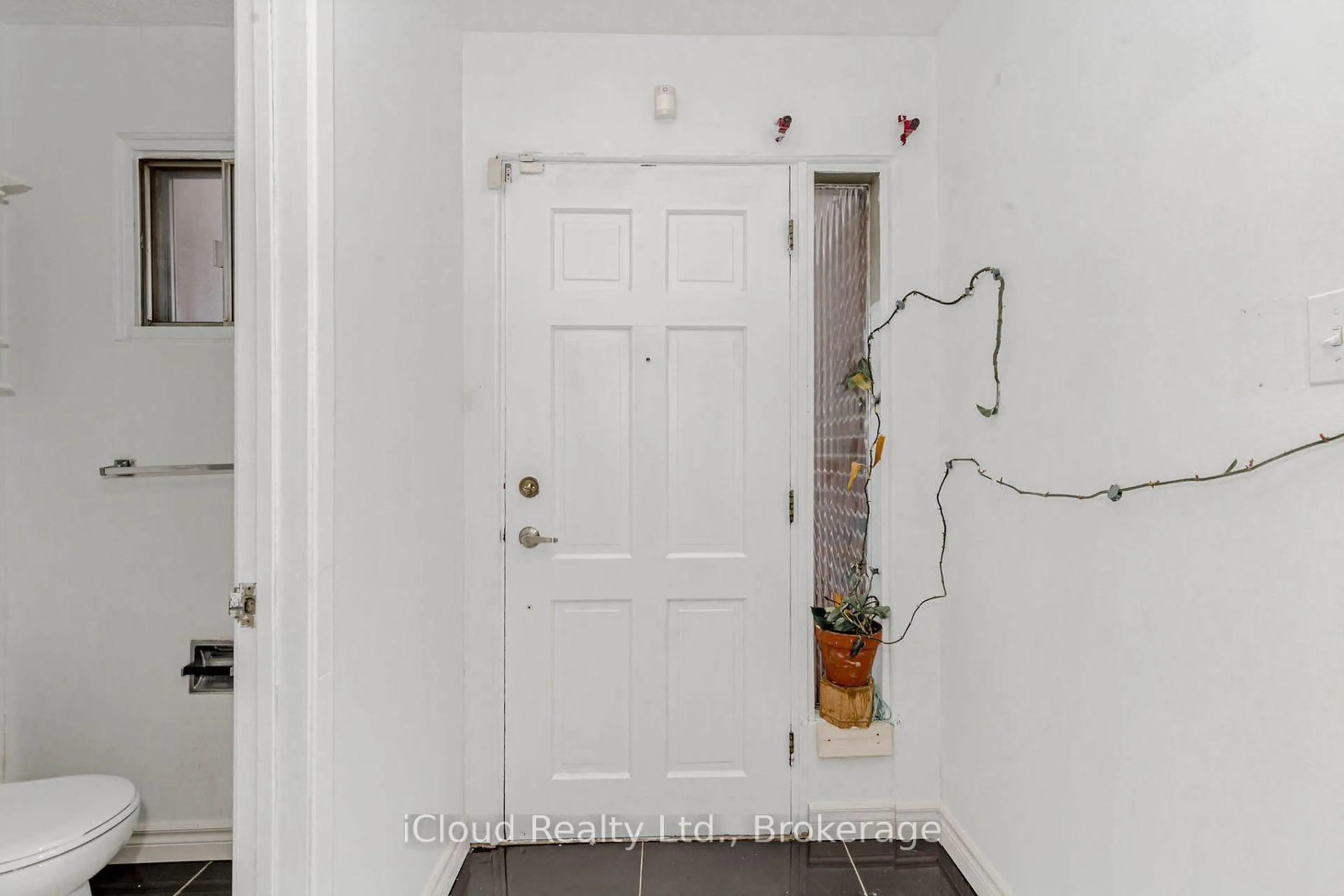 Indoor entryway for 7406 Darcel Ave #Unit 1, Mississauga Ontario L4T 2X7
