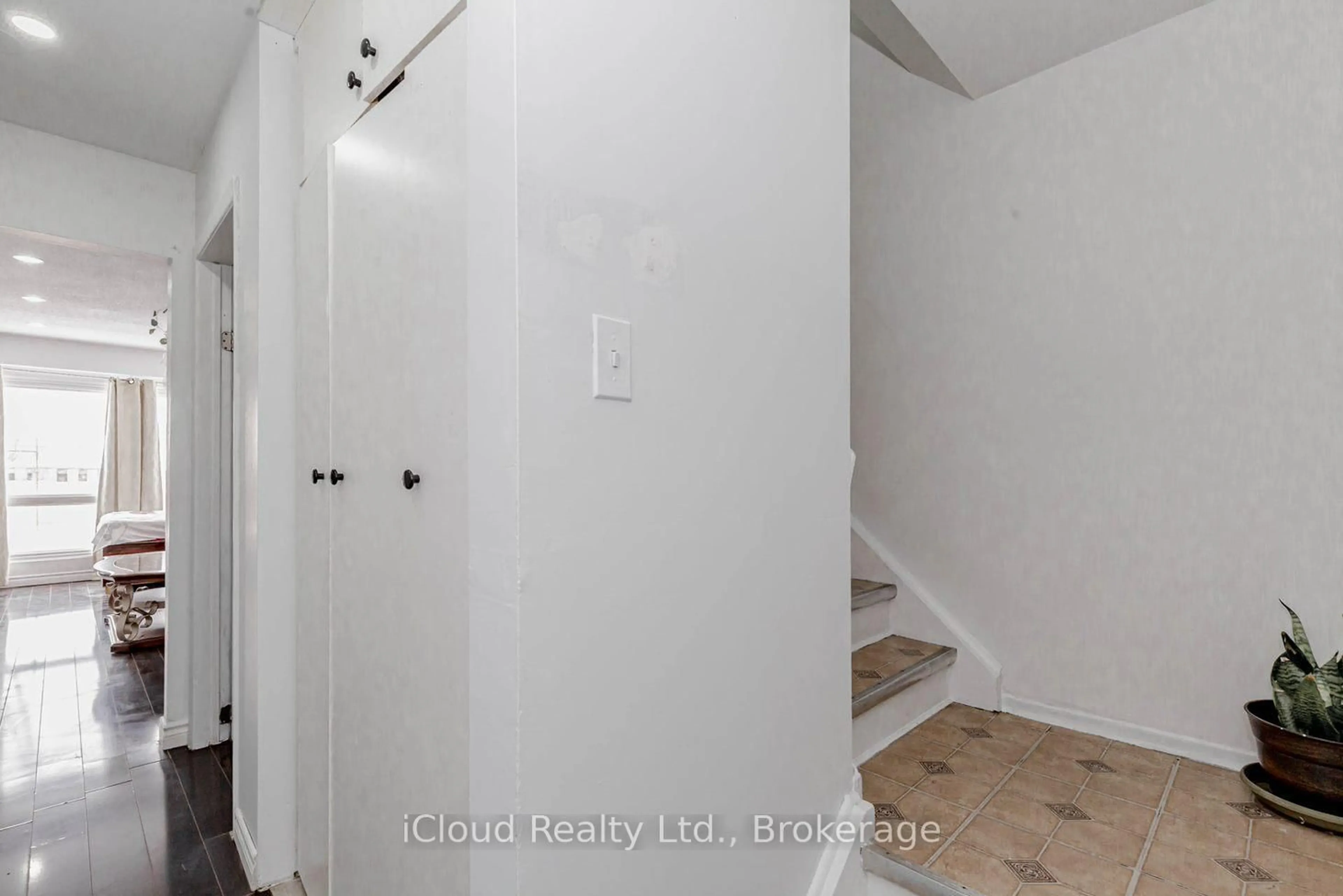 Unknown for 7406 Darcel Ave #Unit 1, Mississauga Ontario L4T 2X7