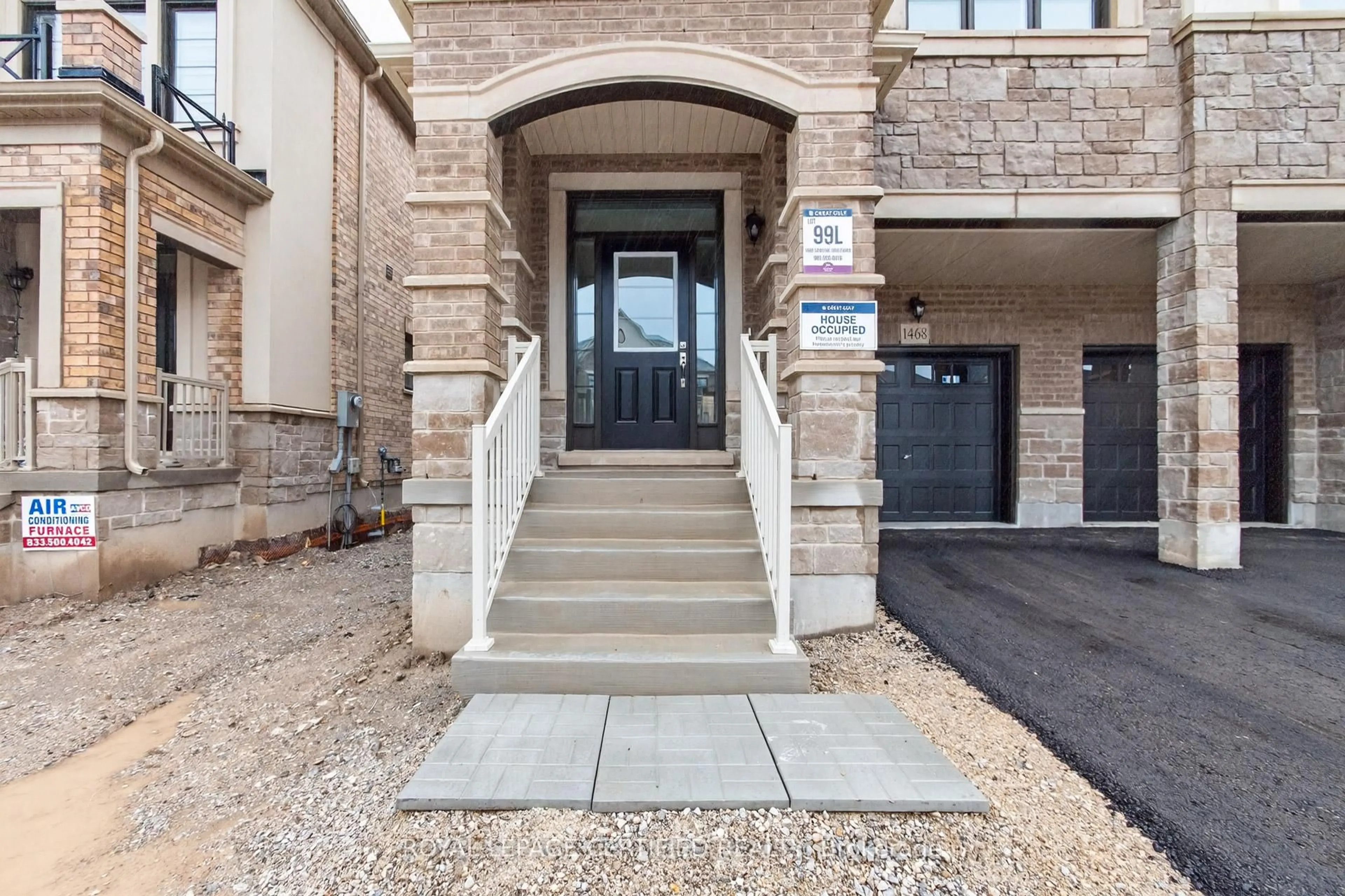 Indoor entryway for 1468 Savoline Blvd, Milton Ontario L9E 2E9