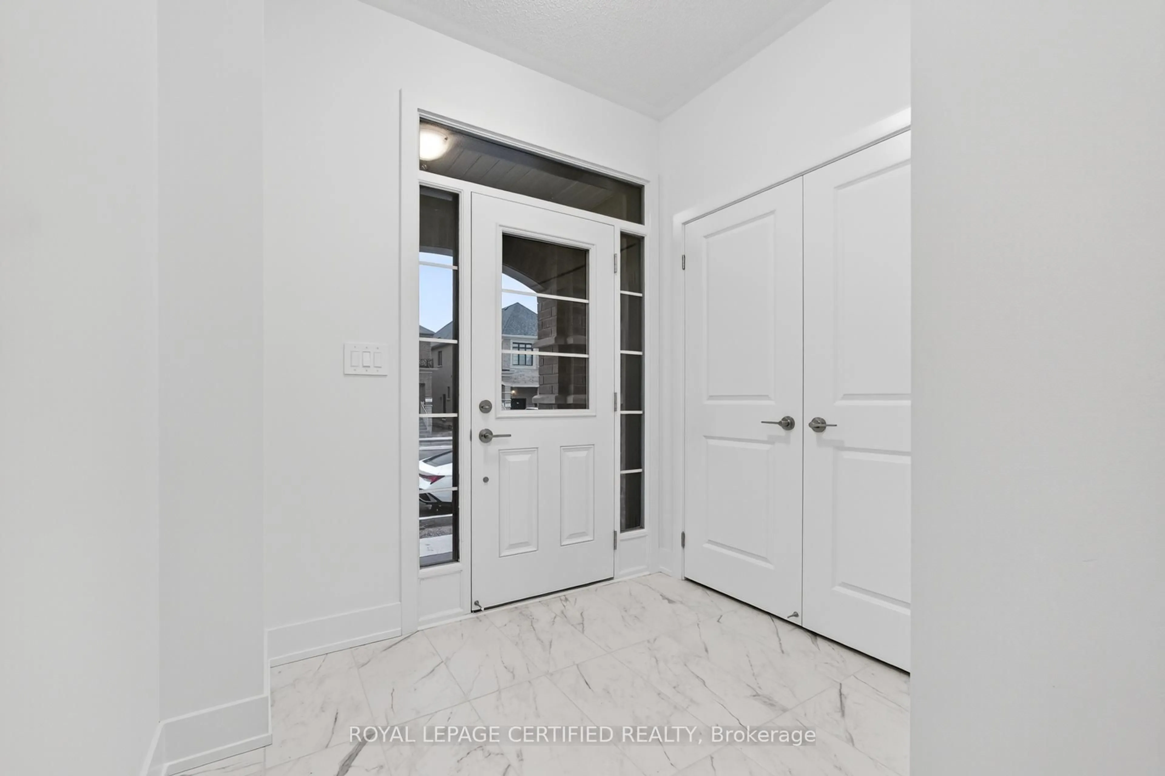 Indoor entryway for 1468 Savoline Blvd, Milton Ontario L9E 2E9