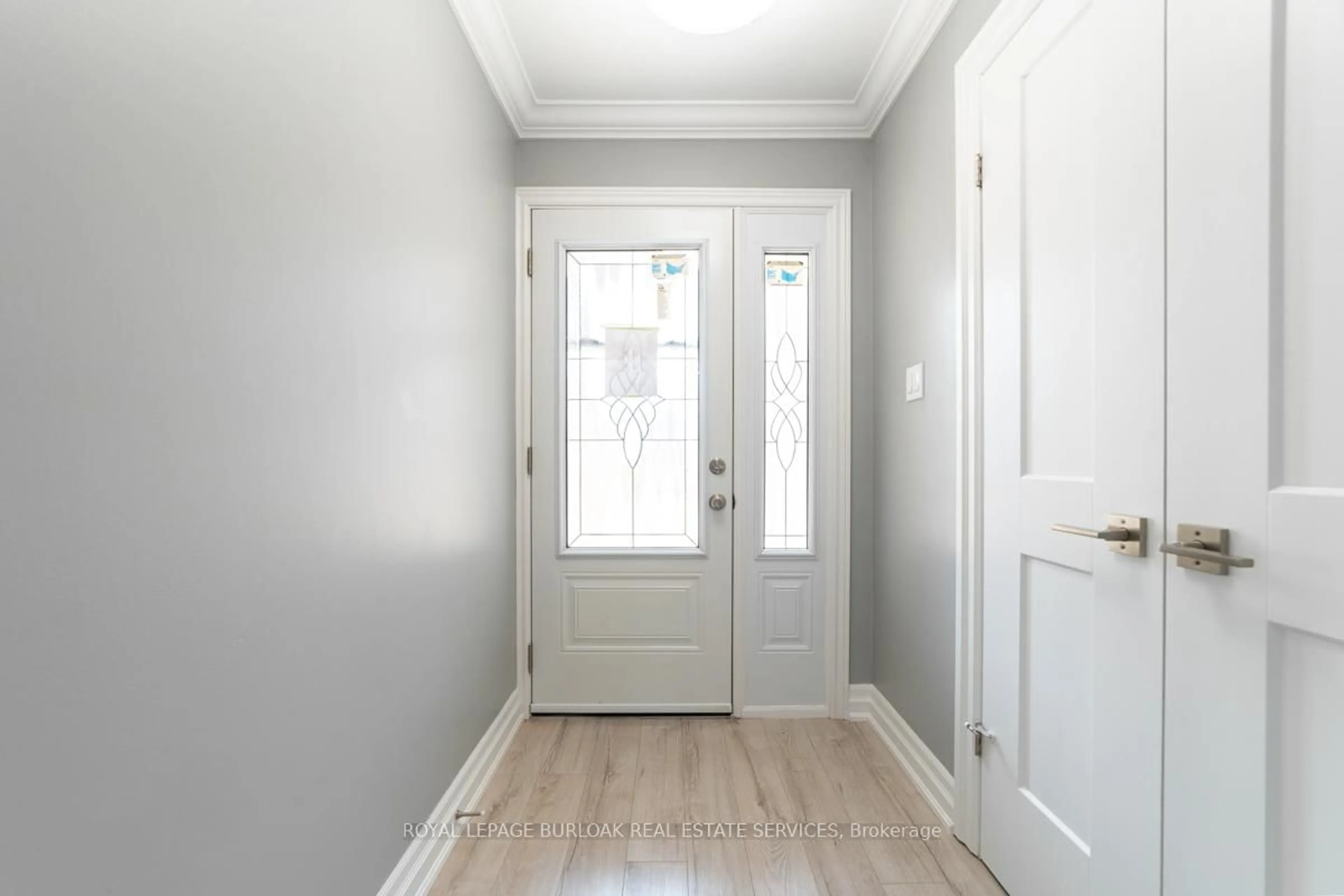 Indoor entryway for 1011 White Oak Dr #2, Burlington Ontario L7T 2L3