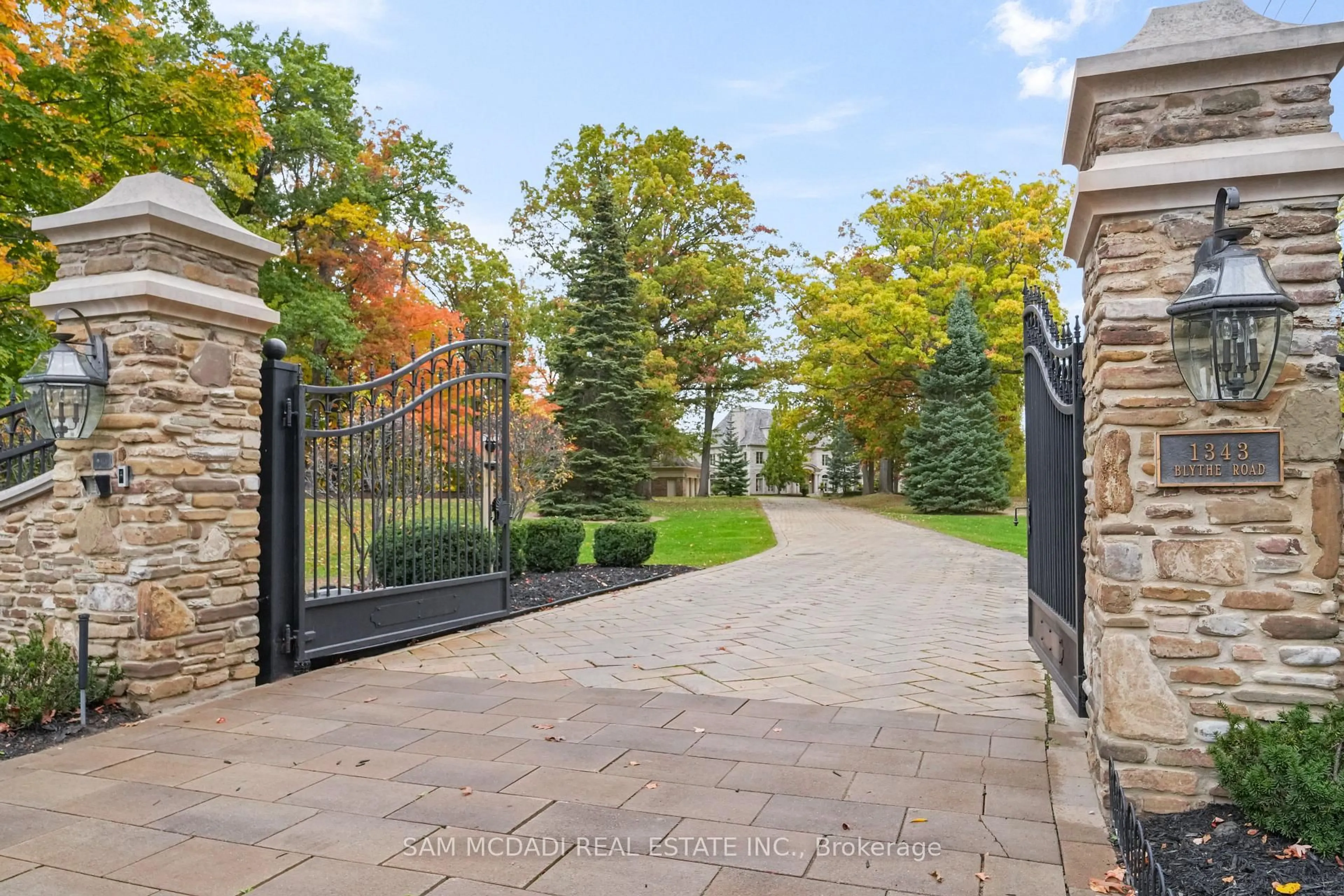 Patio, street for 1343 Blythe Rd, Mississauga Ontario L5H 2C2