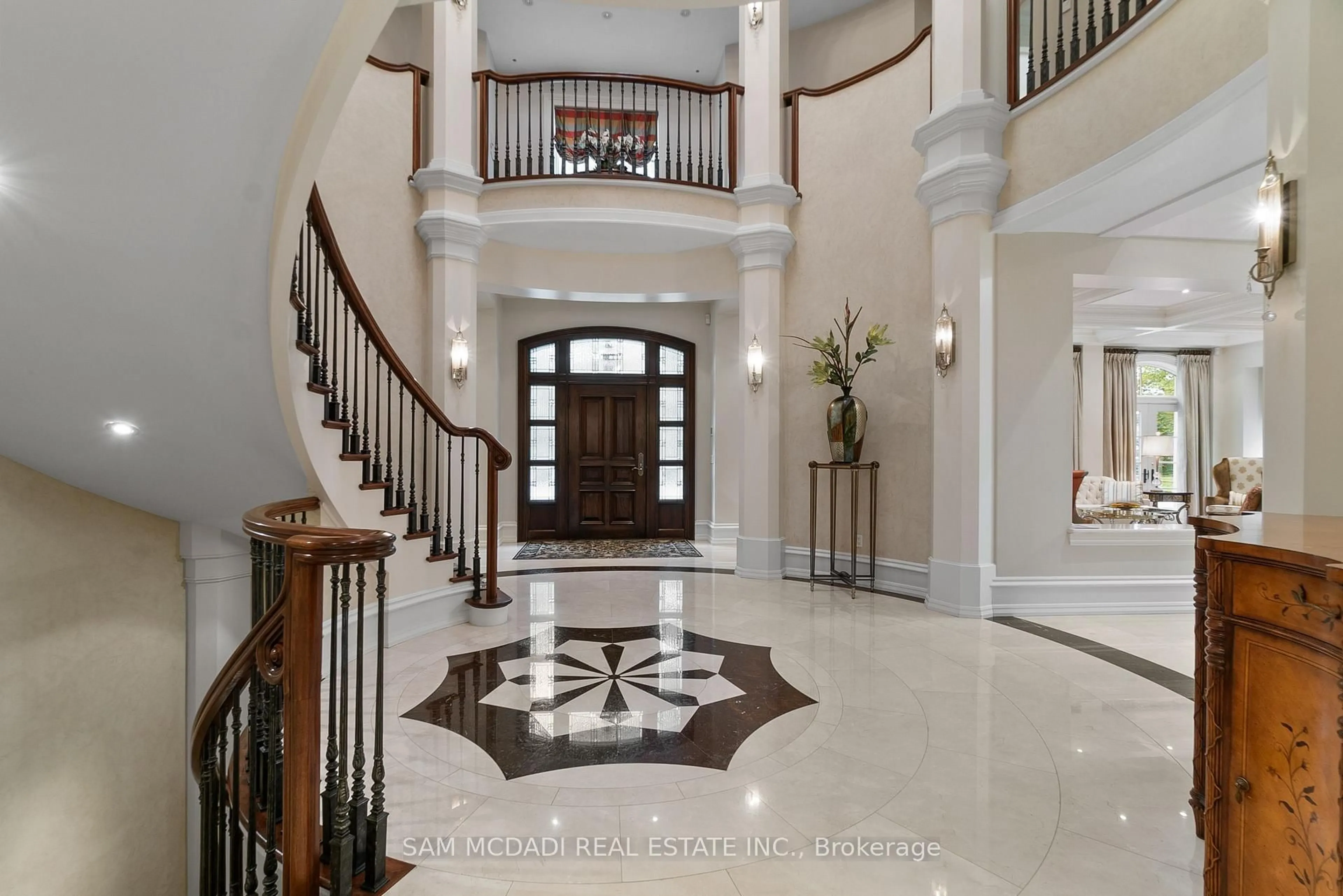 Indoor foyer for 1343 Blythe Rd, Mississauga Ontario L5H 2C2