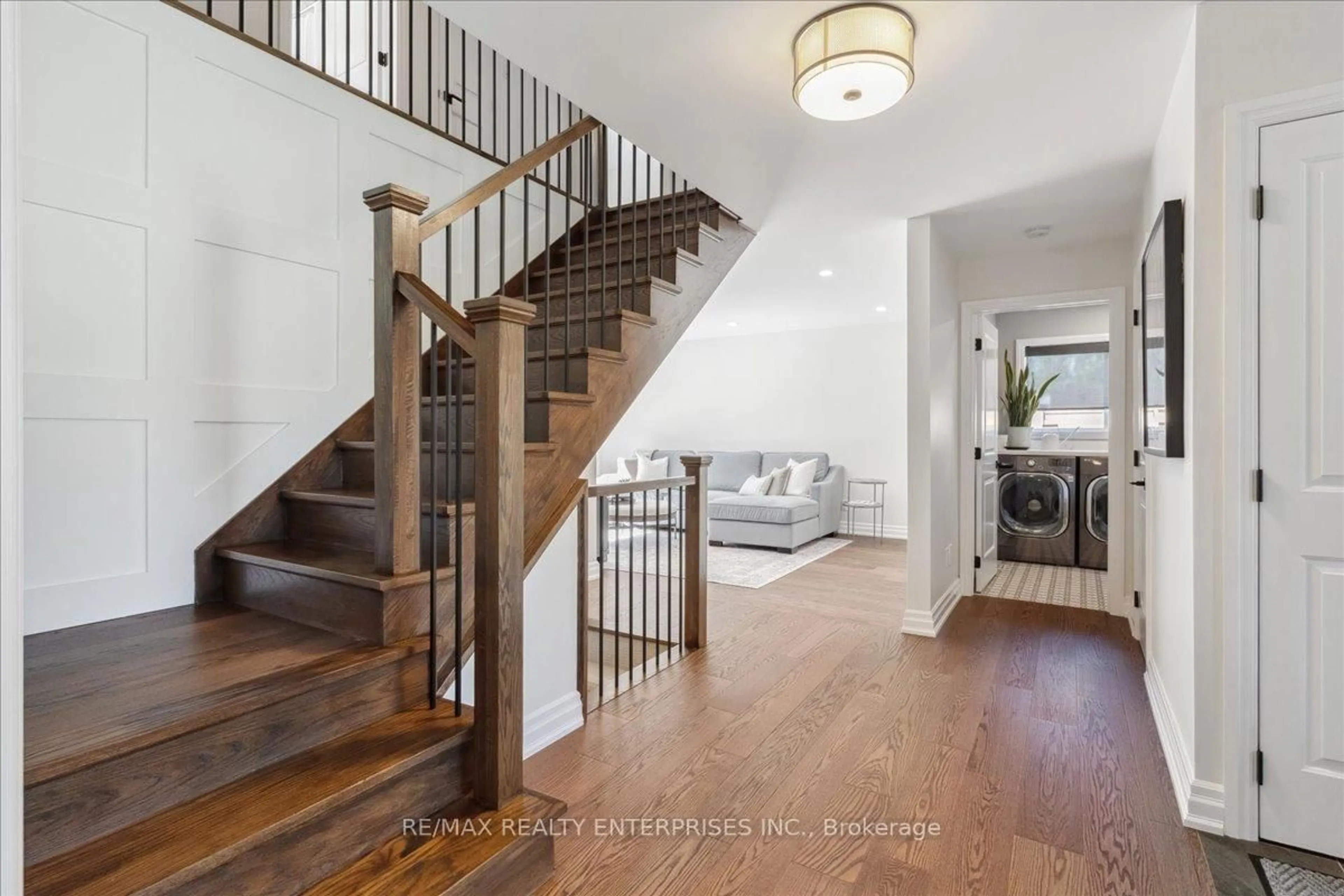 Indoor entryway for 42 Hillside Dr, Halton Hills Ontario L7G 4W3