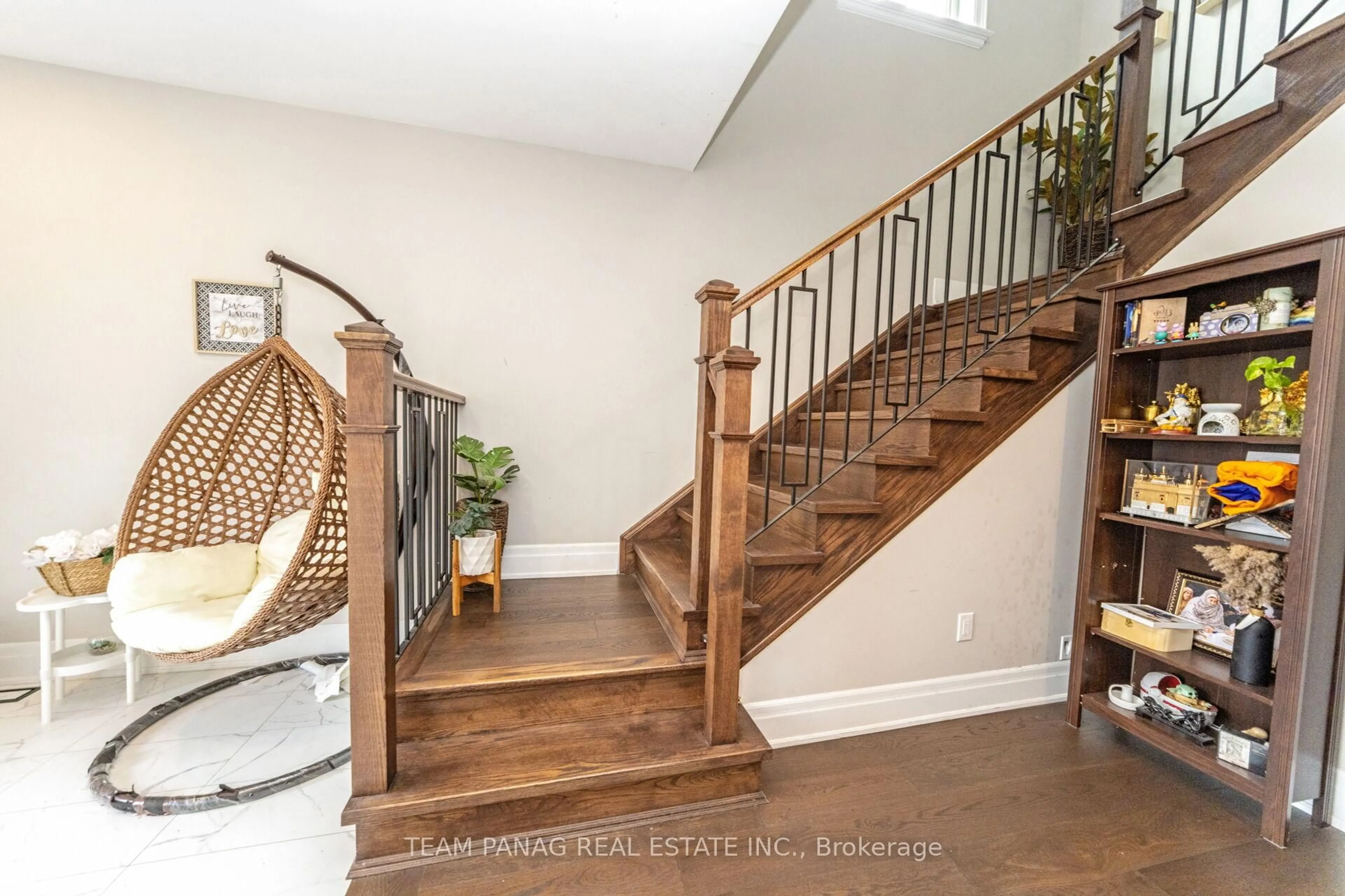 Indoor entryway for 111 Iceland Poppy Tr, Brampton Ontario L7A 0N3