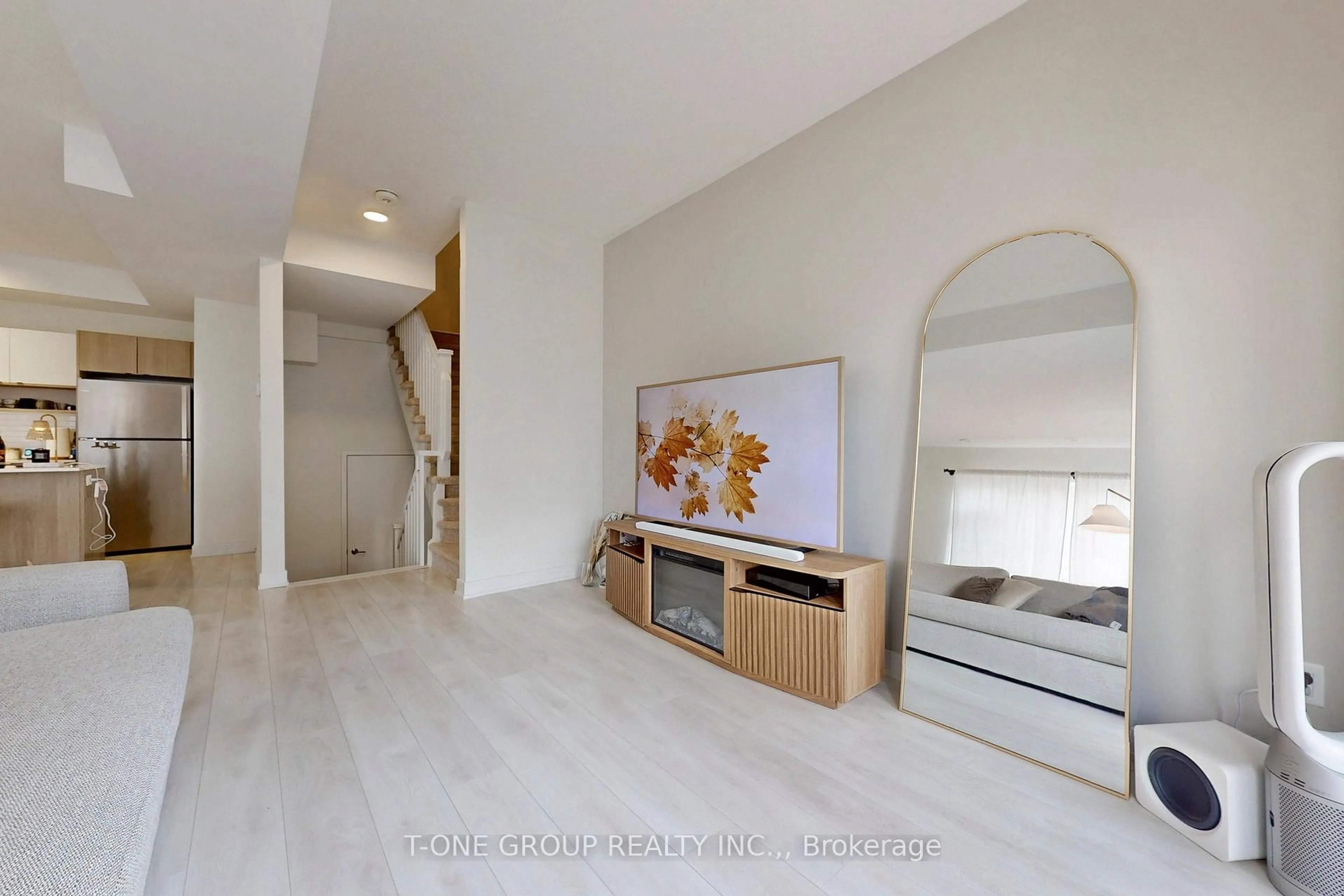 Indoor entryway for 1121 Cooke Blvd #42, Burlington Ontario L7T 0C3