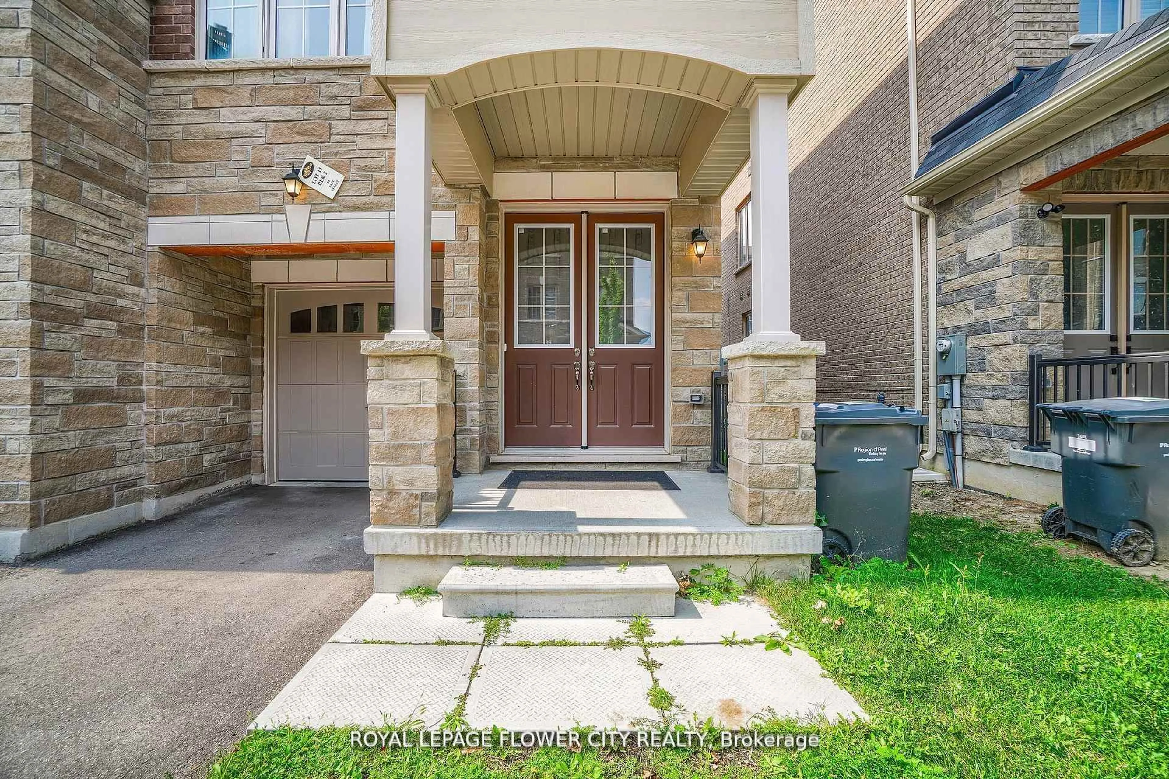 Indoor entryway for 14 Faye St, Brampton Ontario L6P 4M9