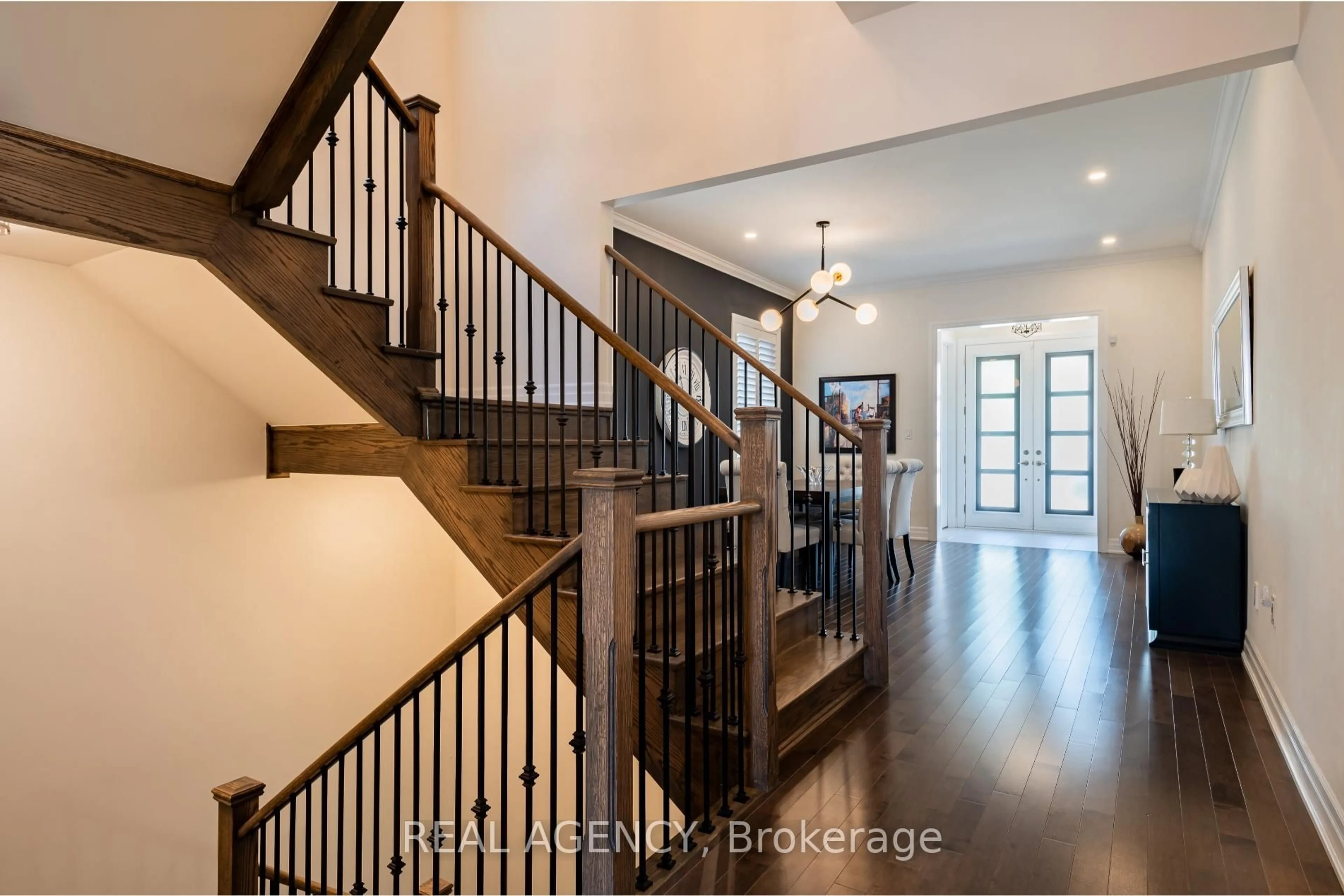 Indoor entryway for 66 Merlin St, Oakville Ontario L6H 0Z4