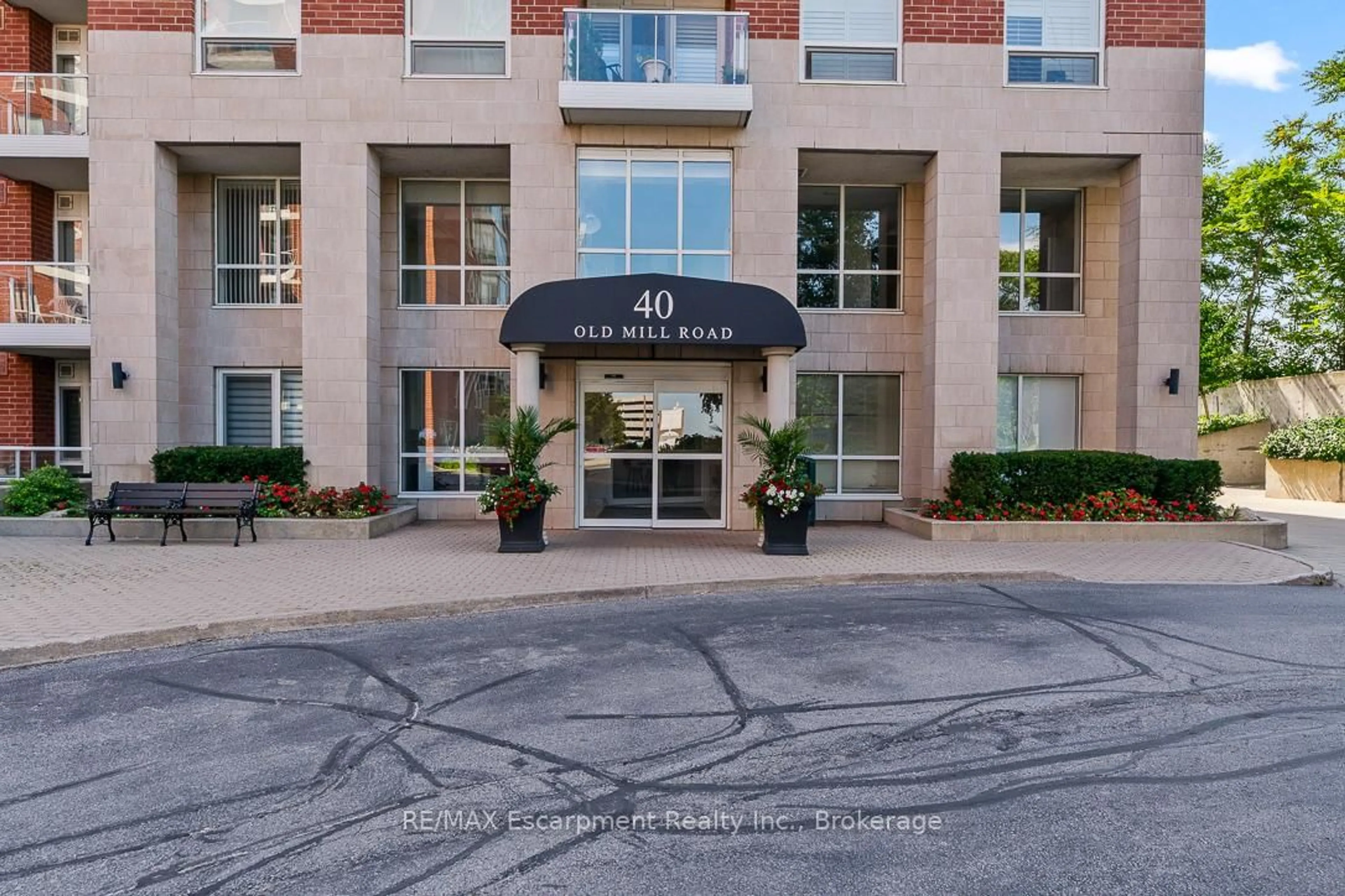 Indoor foyer for 40 Old Mill Rd #103, Oakville Ontario L6J 7W2