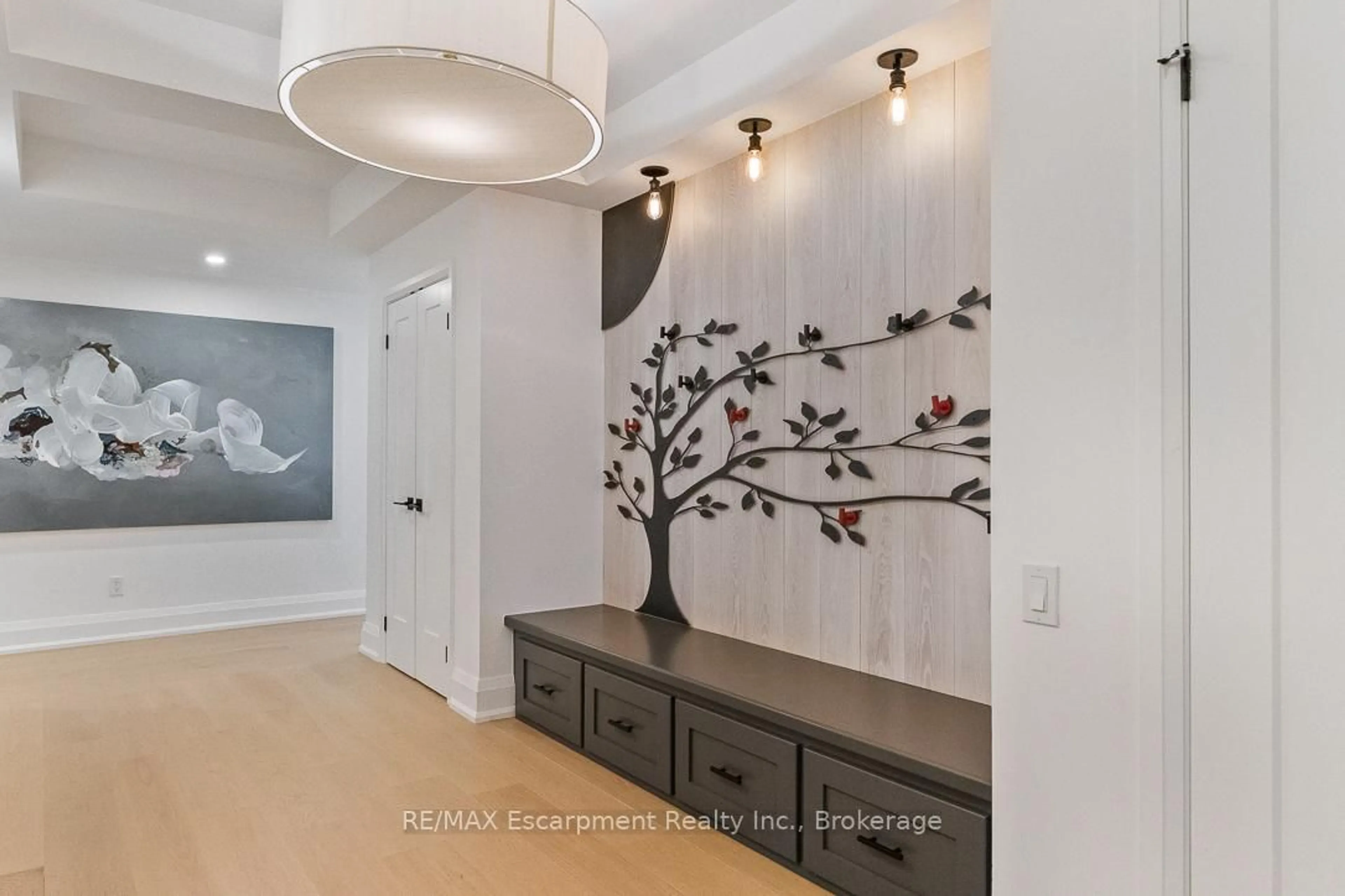 Indoor entryway for 40 Old Mill Rd #103, Oakville Ontario L6J 7W2