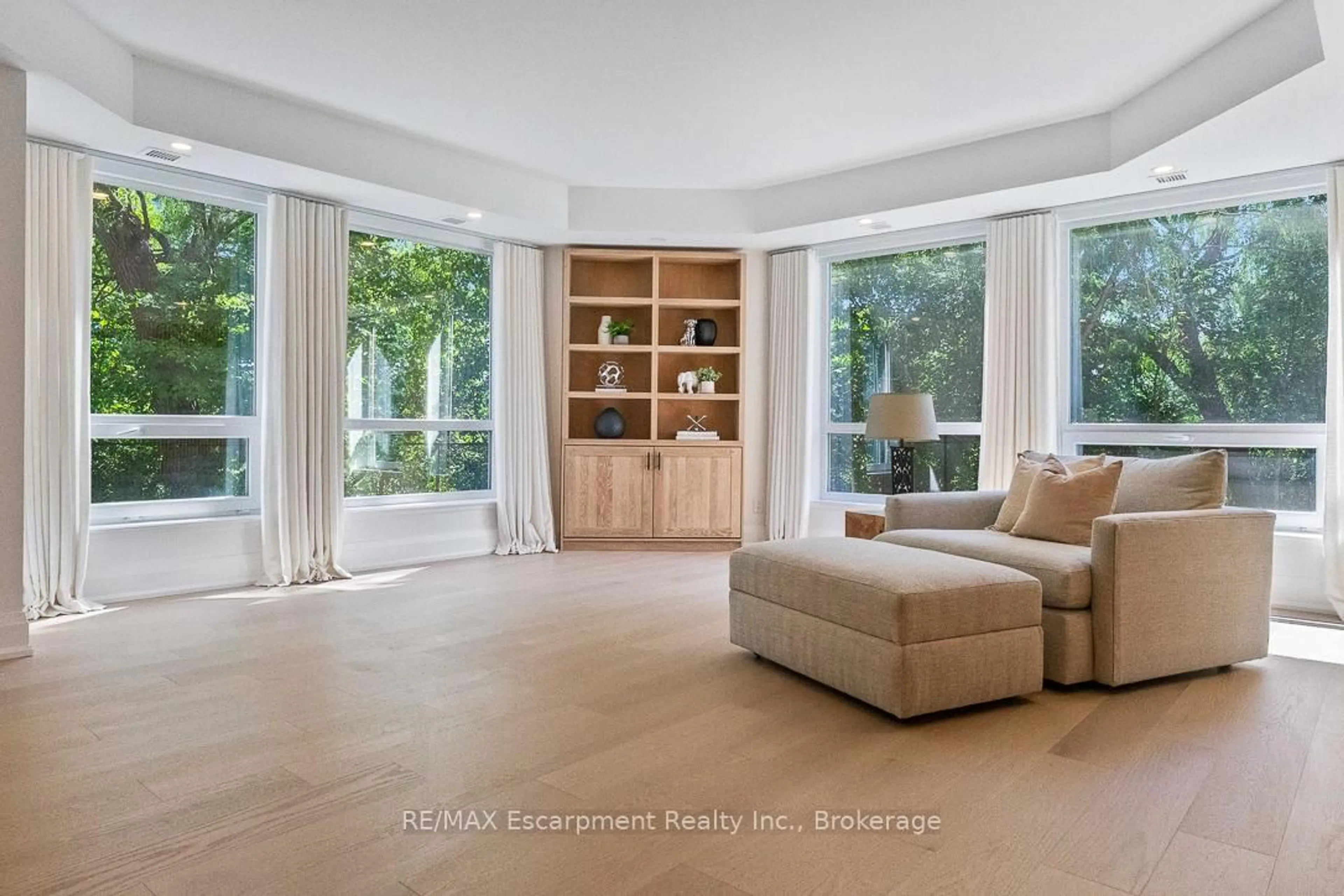 Living room with furniture, unknown for 40 Old Mill Rd #103, Oakville Ontario L6J 7W2