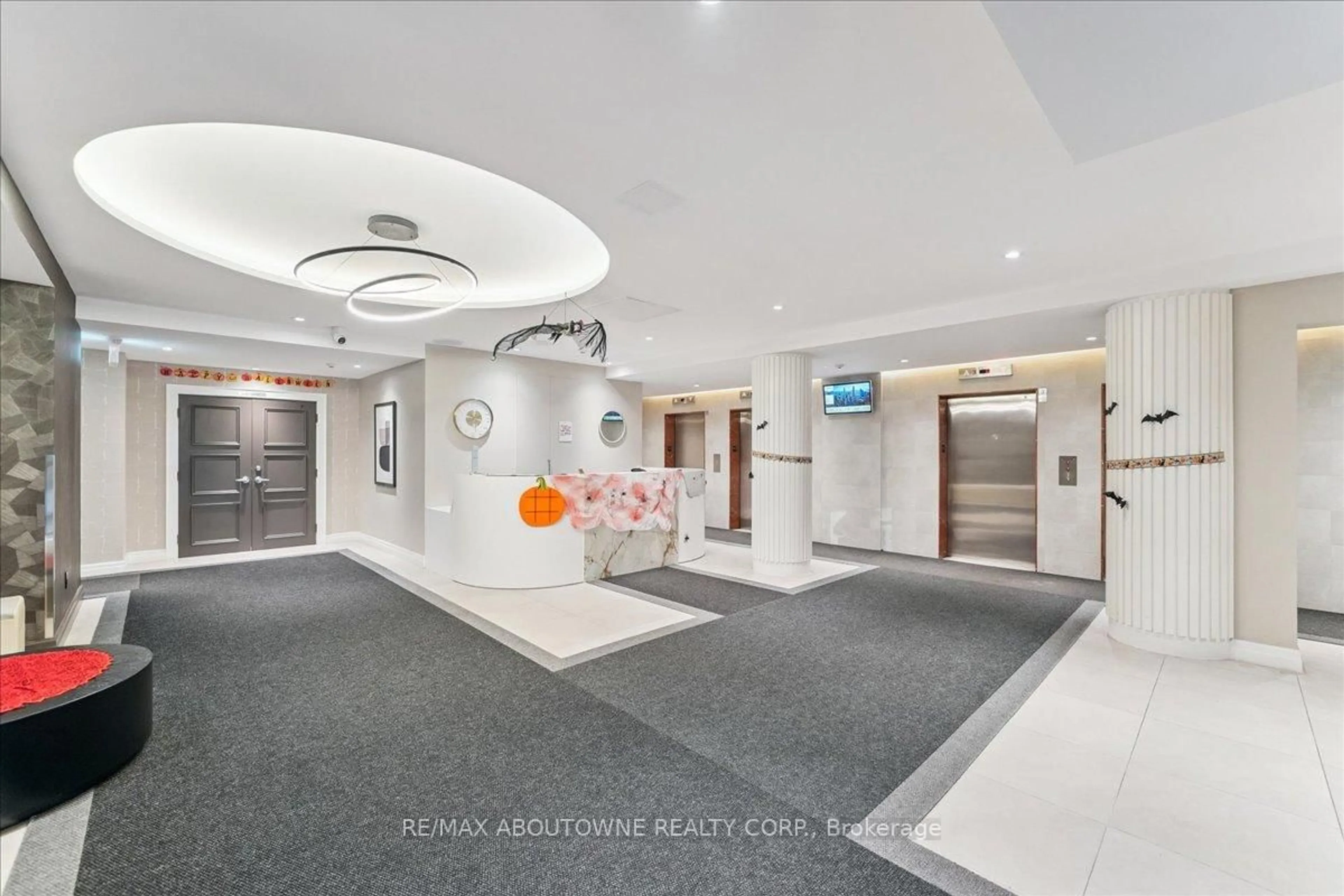 Indoor foyer for 550 Webb Dr #2603, Mississauga Ontario L5B 3Y4