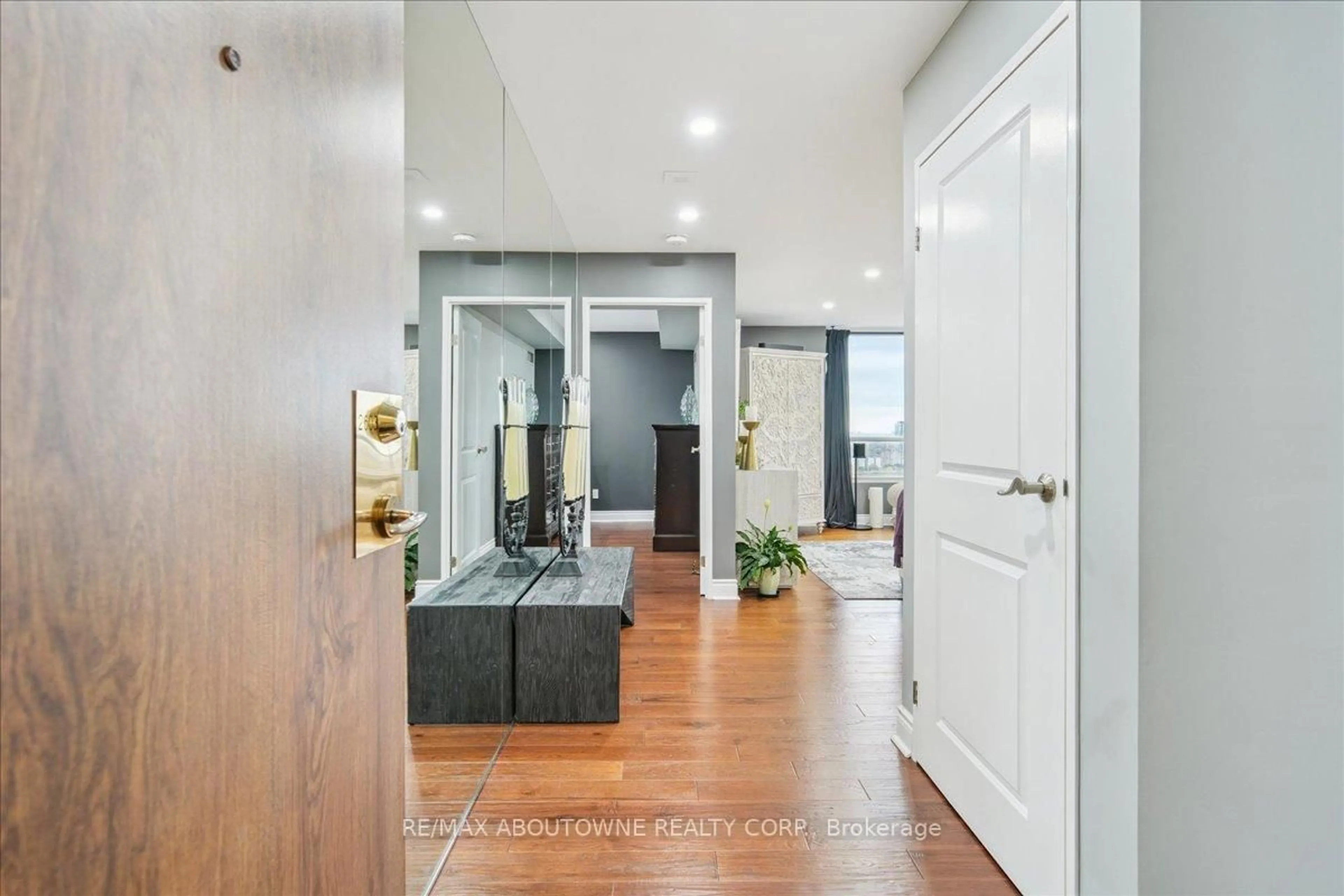 Indoor entryway for 550 Webb Dr #2603, Mississauga Ontario L5B 3Y4