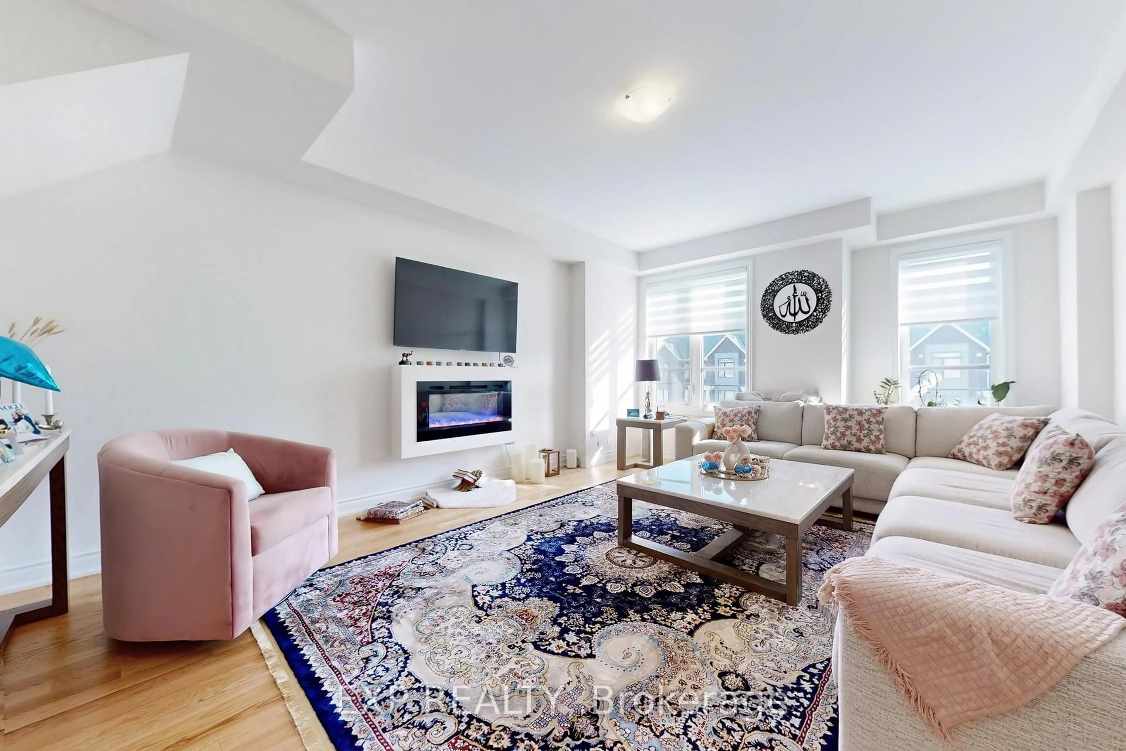 Living room with furniture, unknown for 3227 Sixth Line, Oakville Ontario L6H 0V9