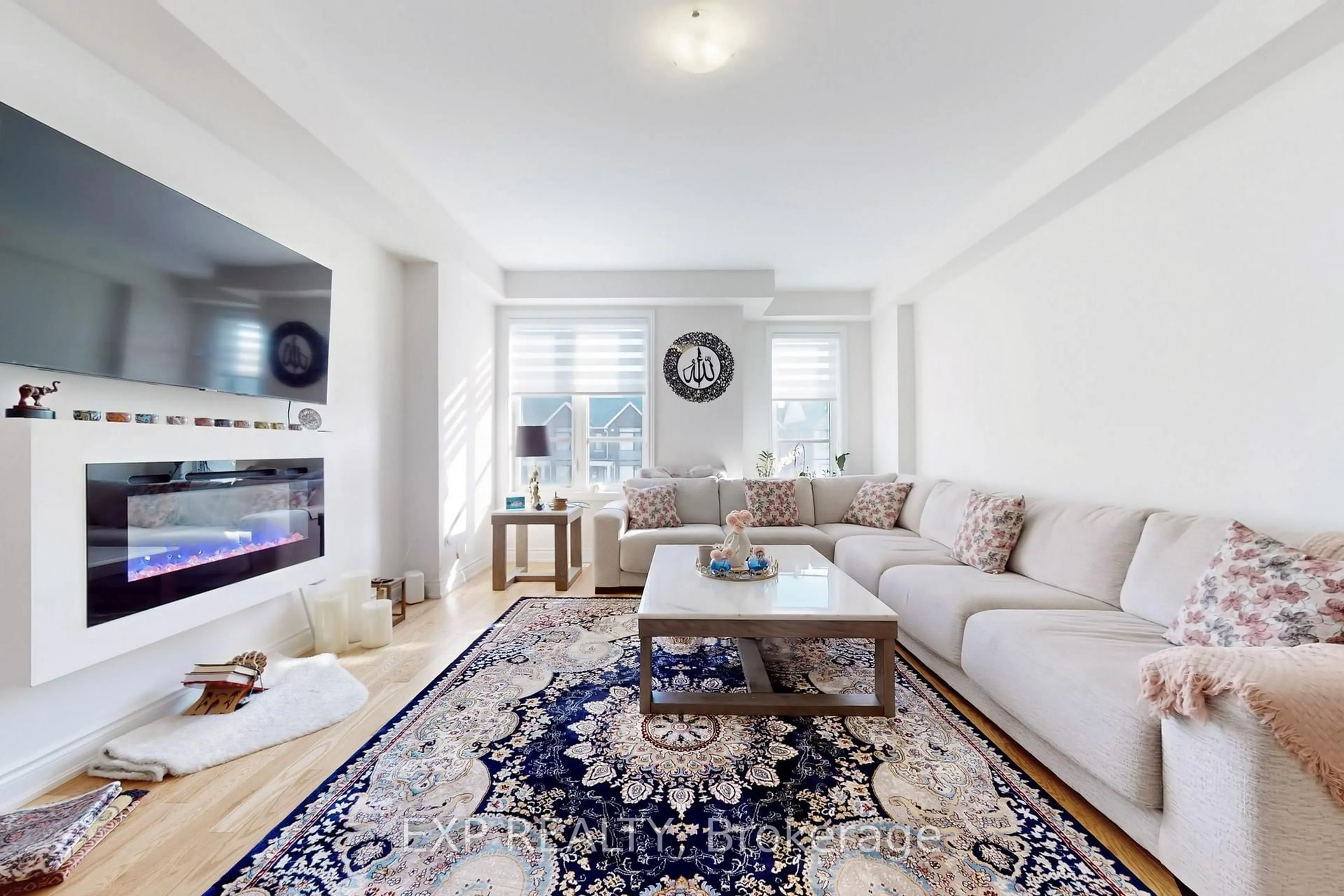 Living room with furniture, unknown for 3227 Sixth Line, Oakville Ontario L6H 0V9