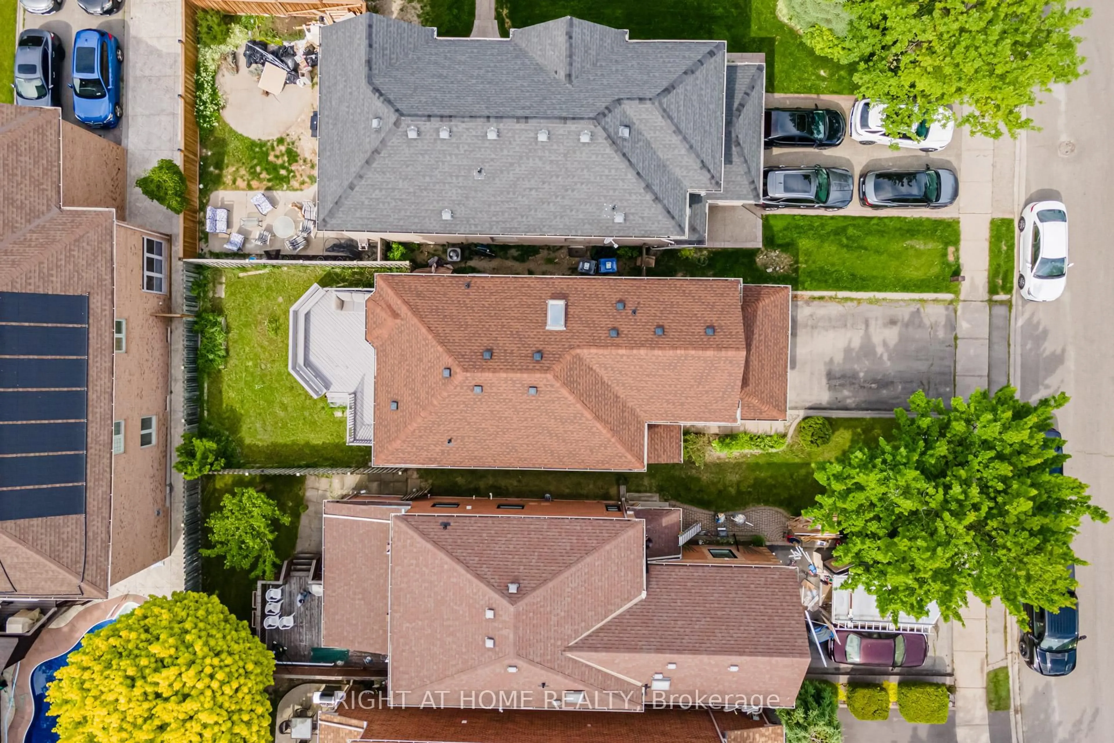 A pic from outside/outdoor area/front of a property/back of a property/a pic from drone, street for 3 Forestgrove Circ, Brampton Ontario L6Z 4T2