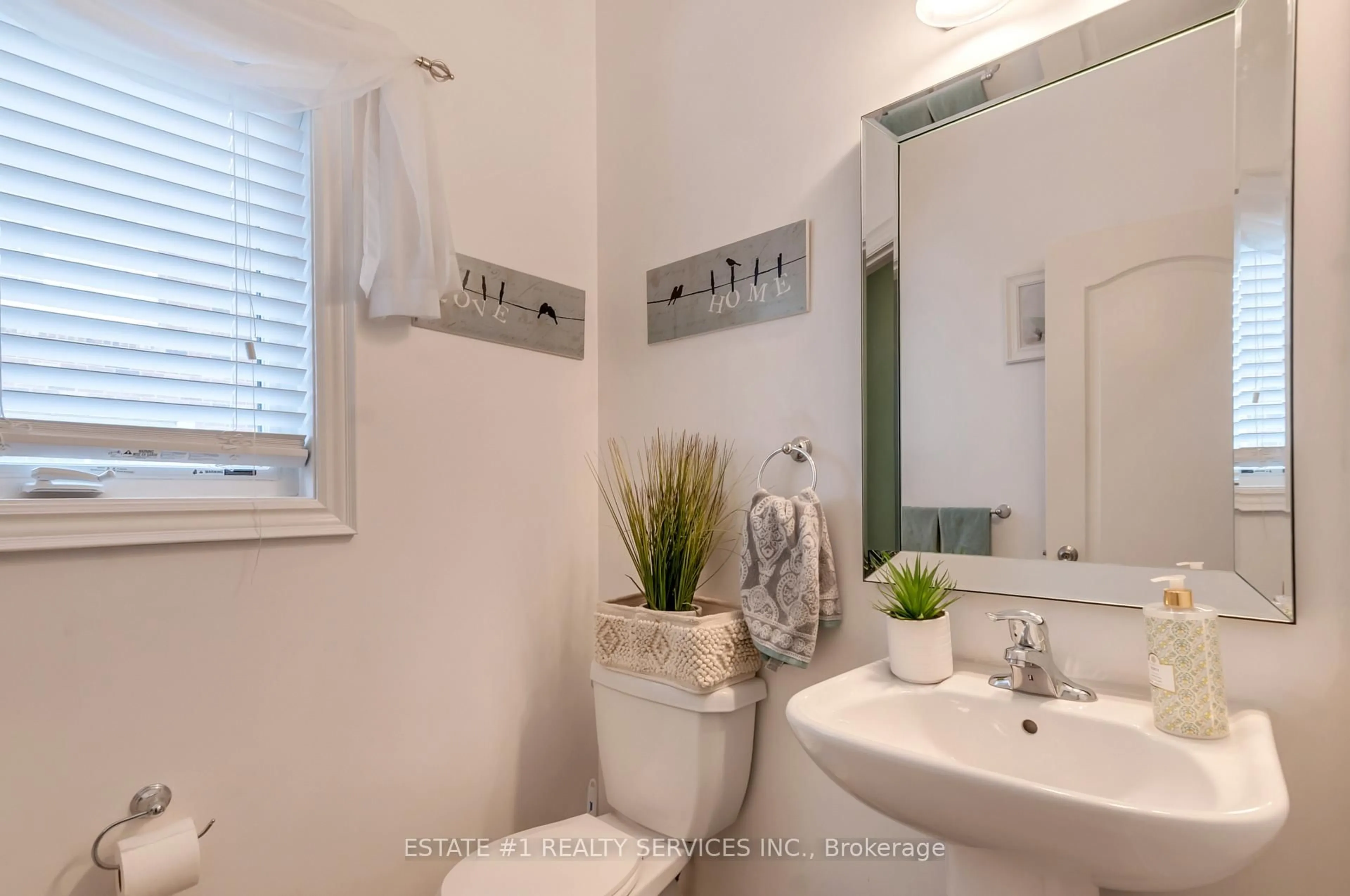 Standard bathroom, ceramic/tile floor for 4 Bassett Cres, Brampton Ontario L6X 5G2