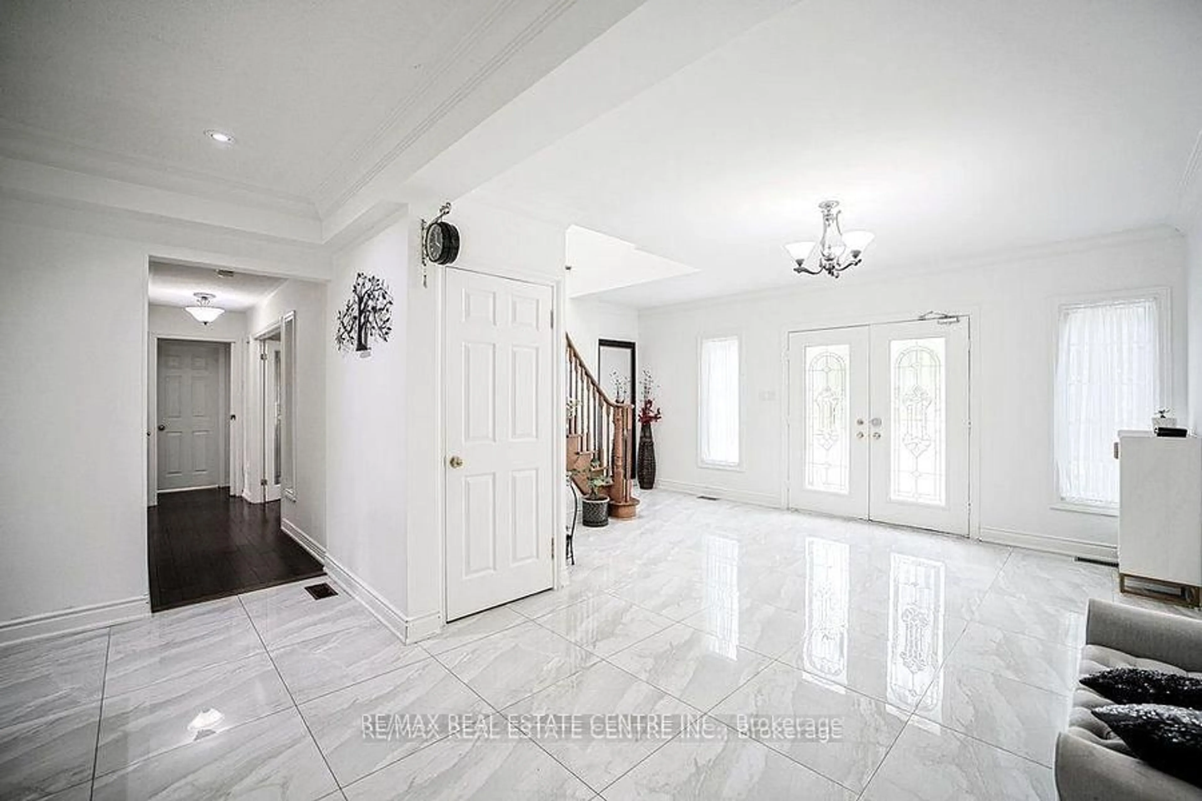 Indoor entryway for 7750 5 Side Rd, Milton Ontario L9T 2K7