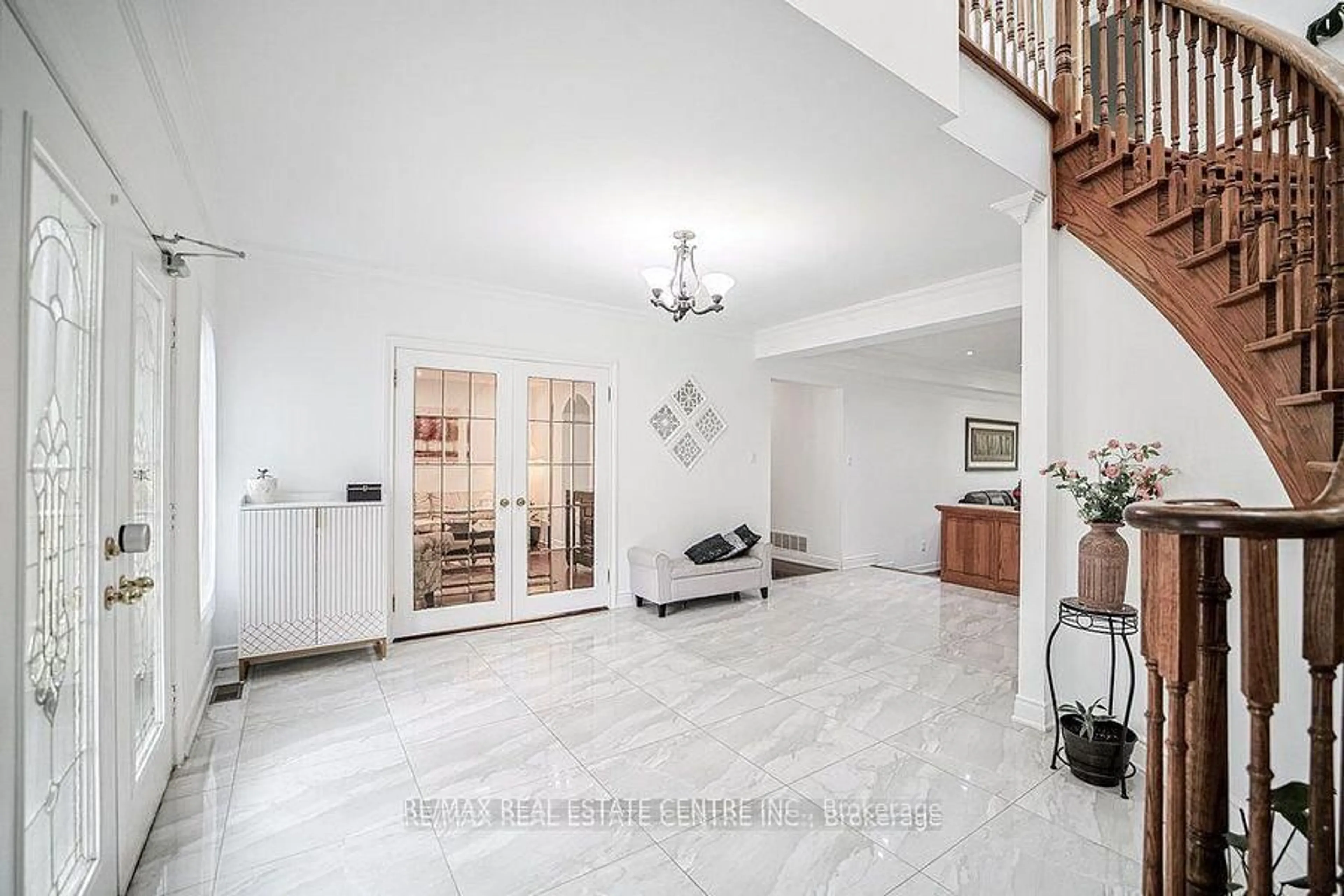 Indoor foyer for 7750 5 Side Rd, Milton Ontario L9T 2K7