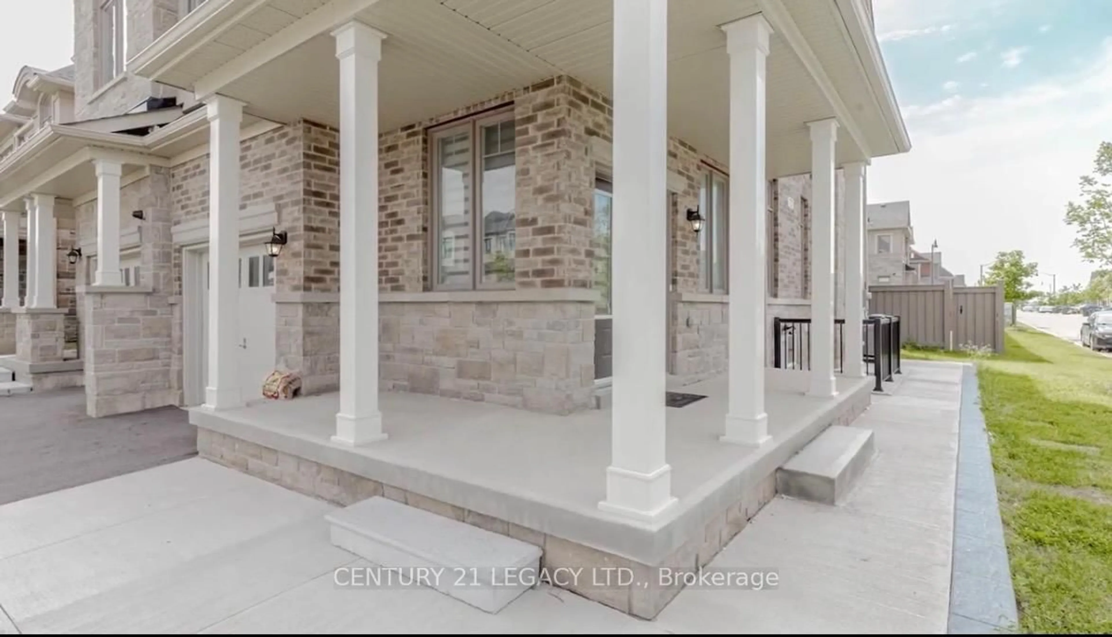 Indoor foyer for 73 Brushwood Dr, Brampton Ontario L6Y 6J4