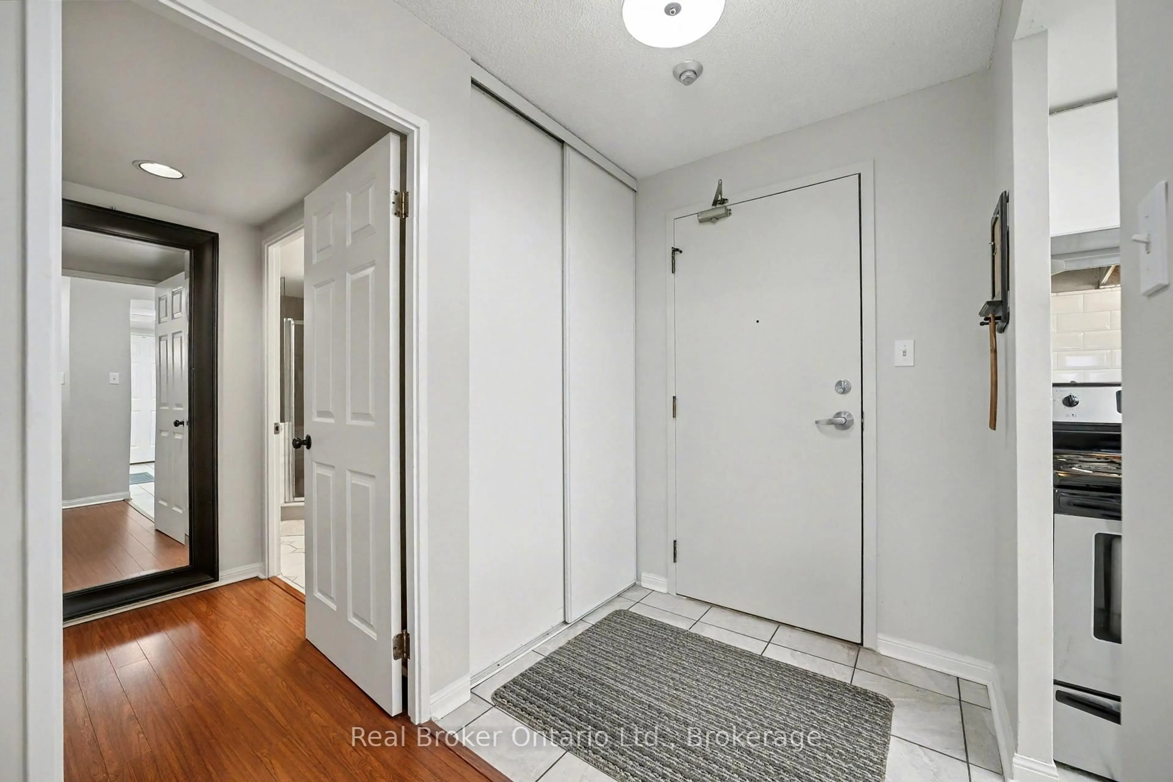 Indoor entryway for 101 SUBWAY Cres #309, Toronto Ontario M9B 6K4