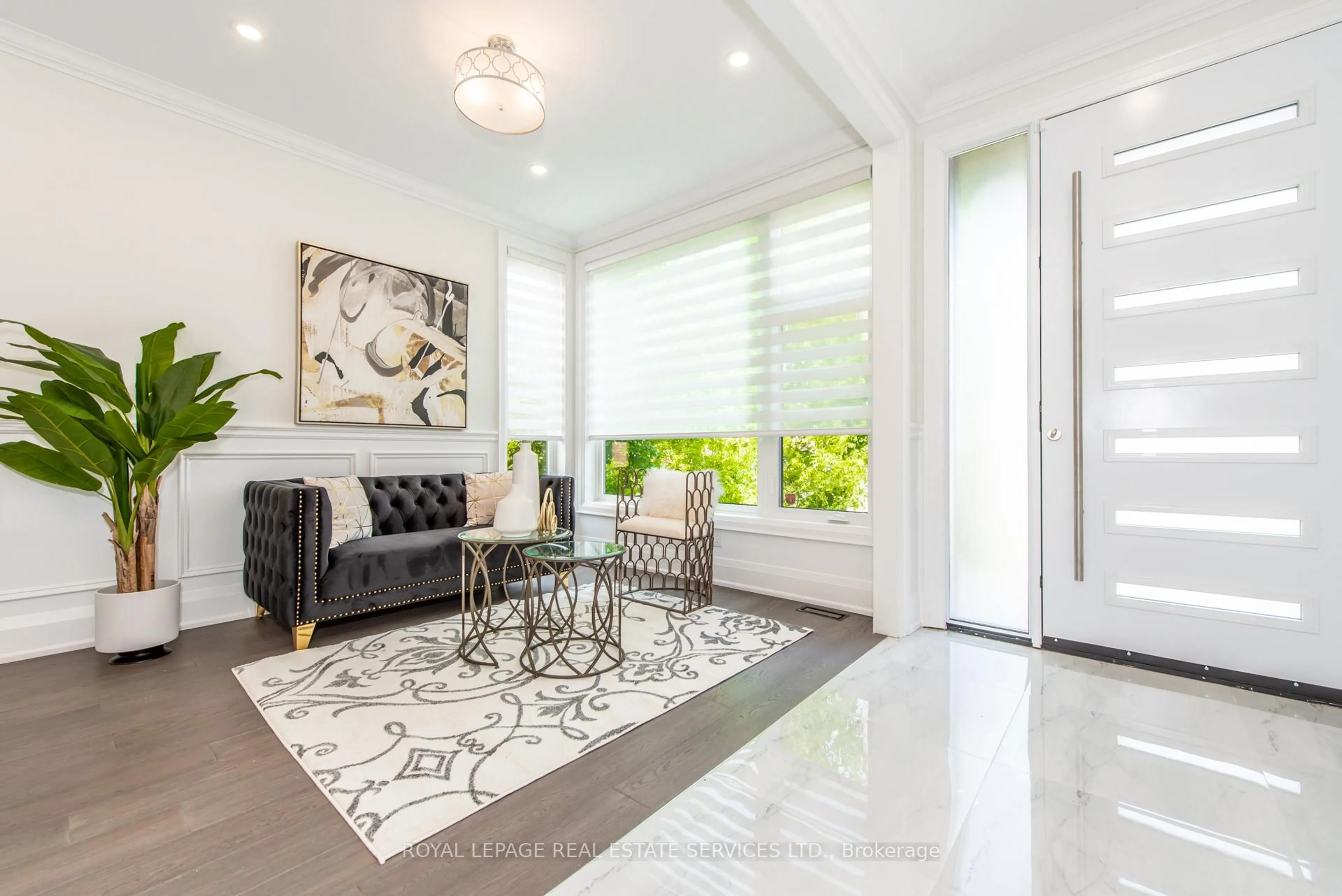 Indoor entryway for 1204 Argreen Rd, Mississauga Ontario L5G 3J3