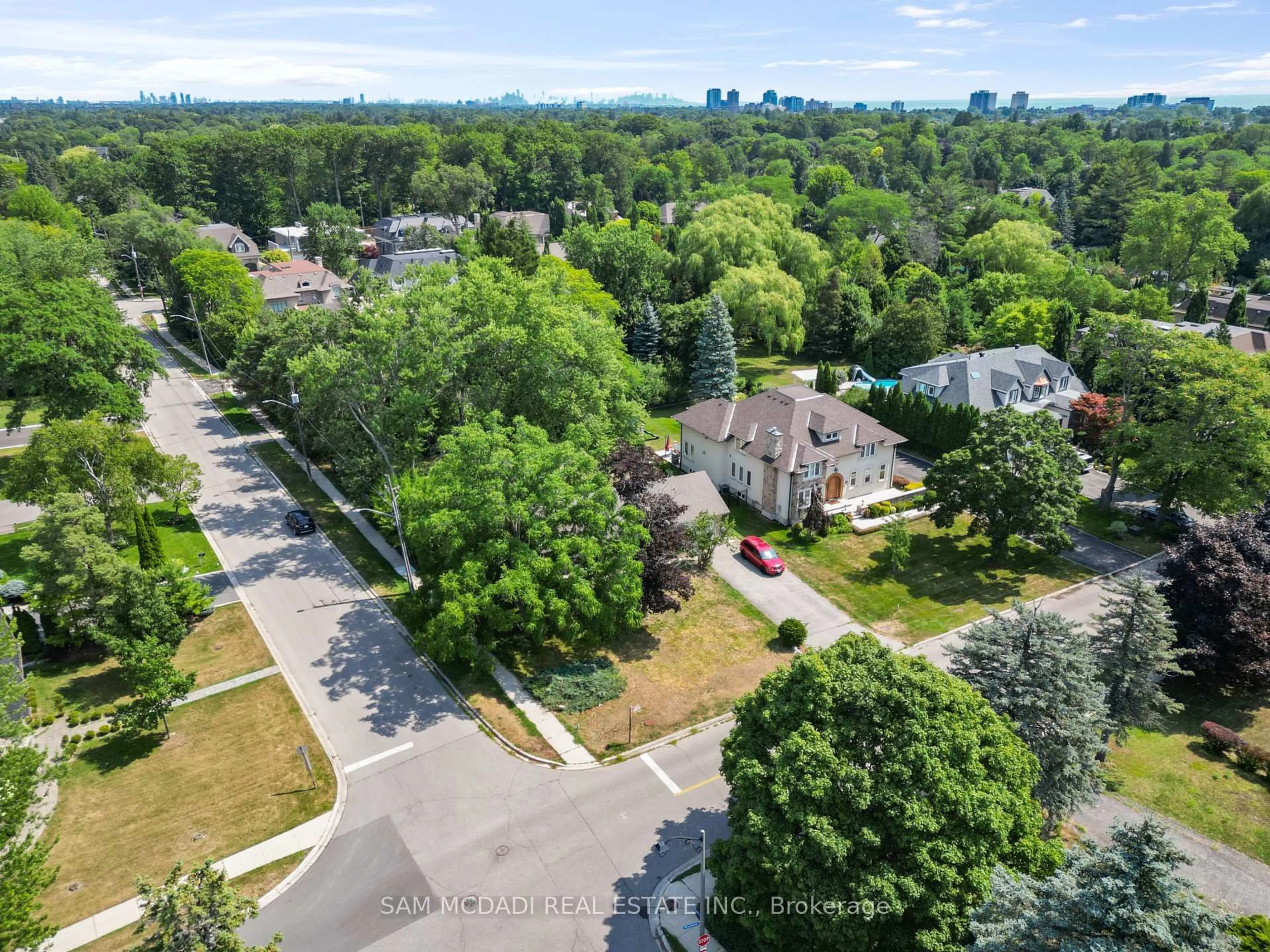 A pic from outside/outdoor area/front of a property/back of a property/a pic from drone, street for 1491 Woodeden Dr, Mississauga Ontario L5H 2V1