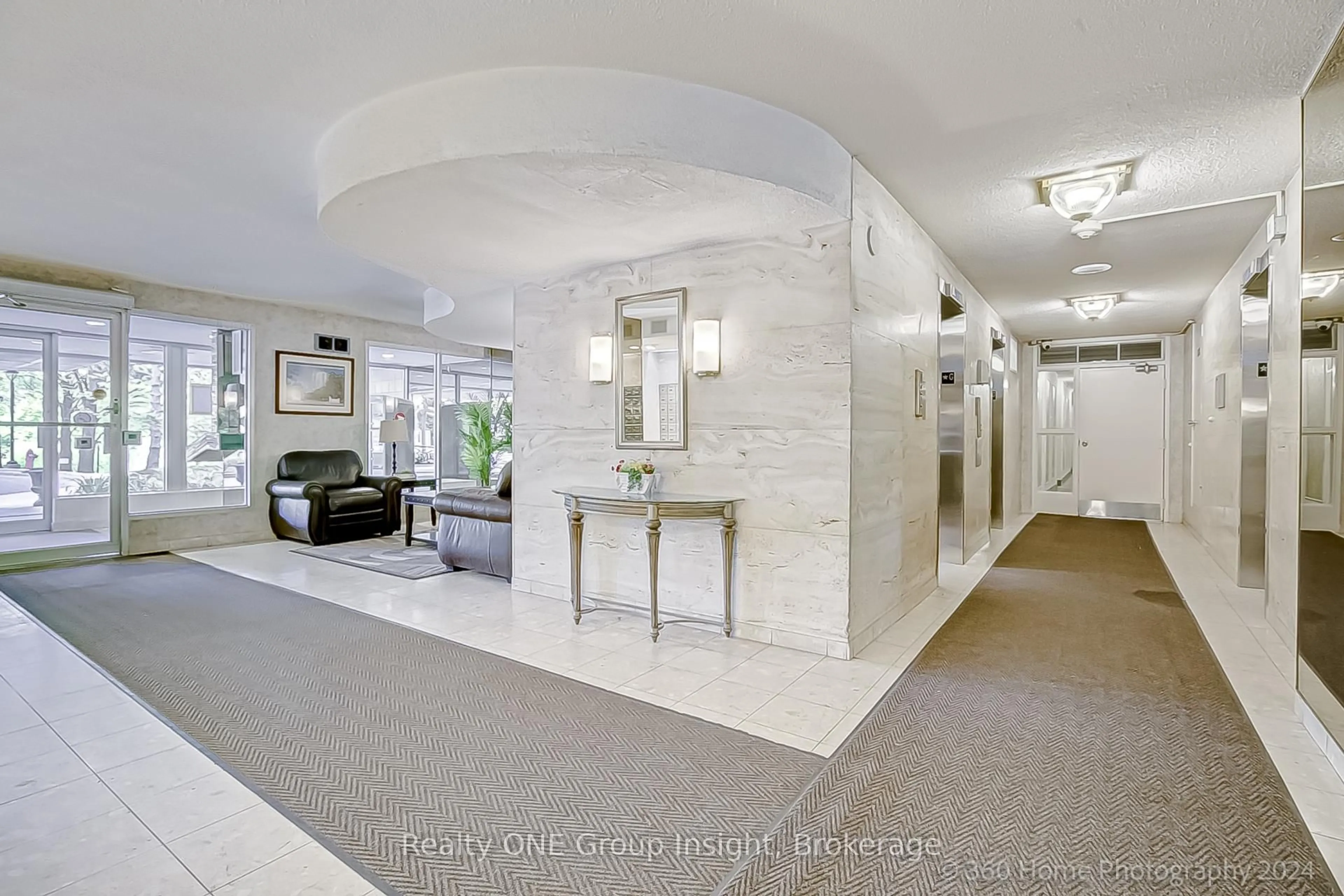 Indoor foyer for 3100 Kirwin Ave #702, Mississauga Ontario L5A 3S6