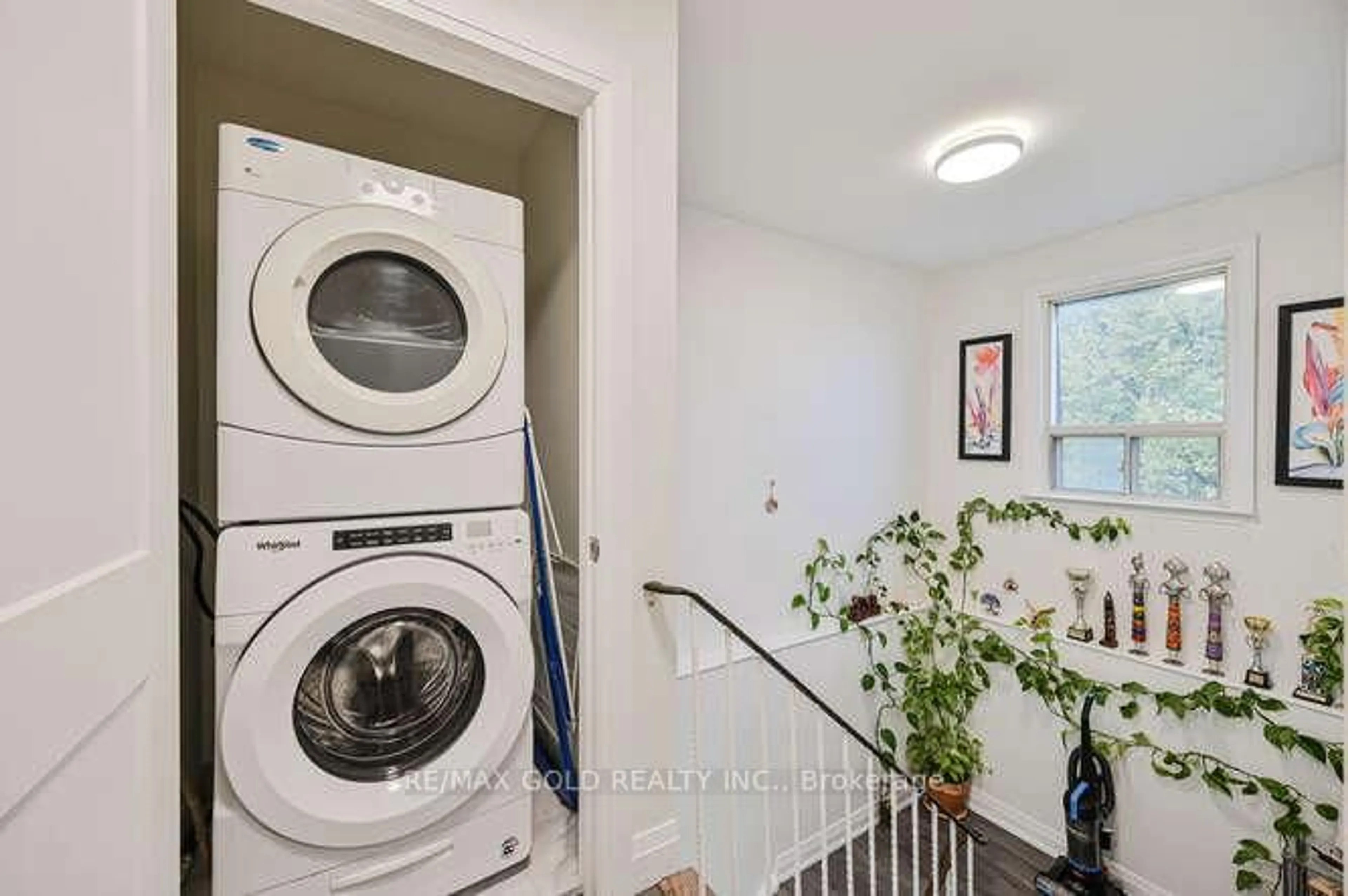 Laundry room for 105 Skegby Rd, Brampton Ontario L6V 2T8