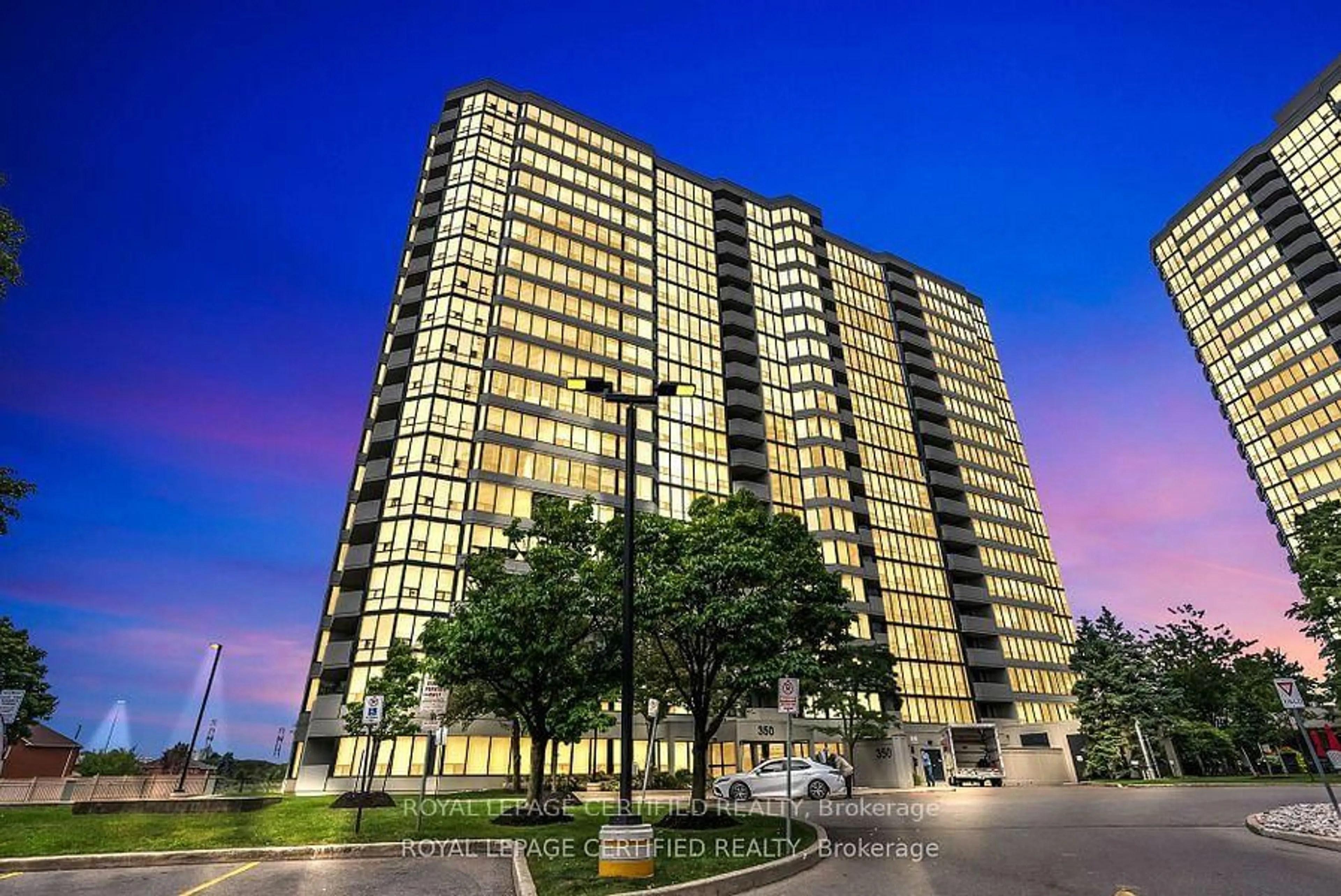 Indoor foyer for 350 Rathburn Rd #608, Mississauga Ontario L5B 3Y2