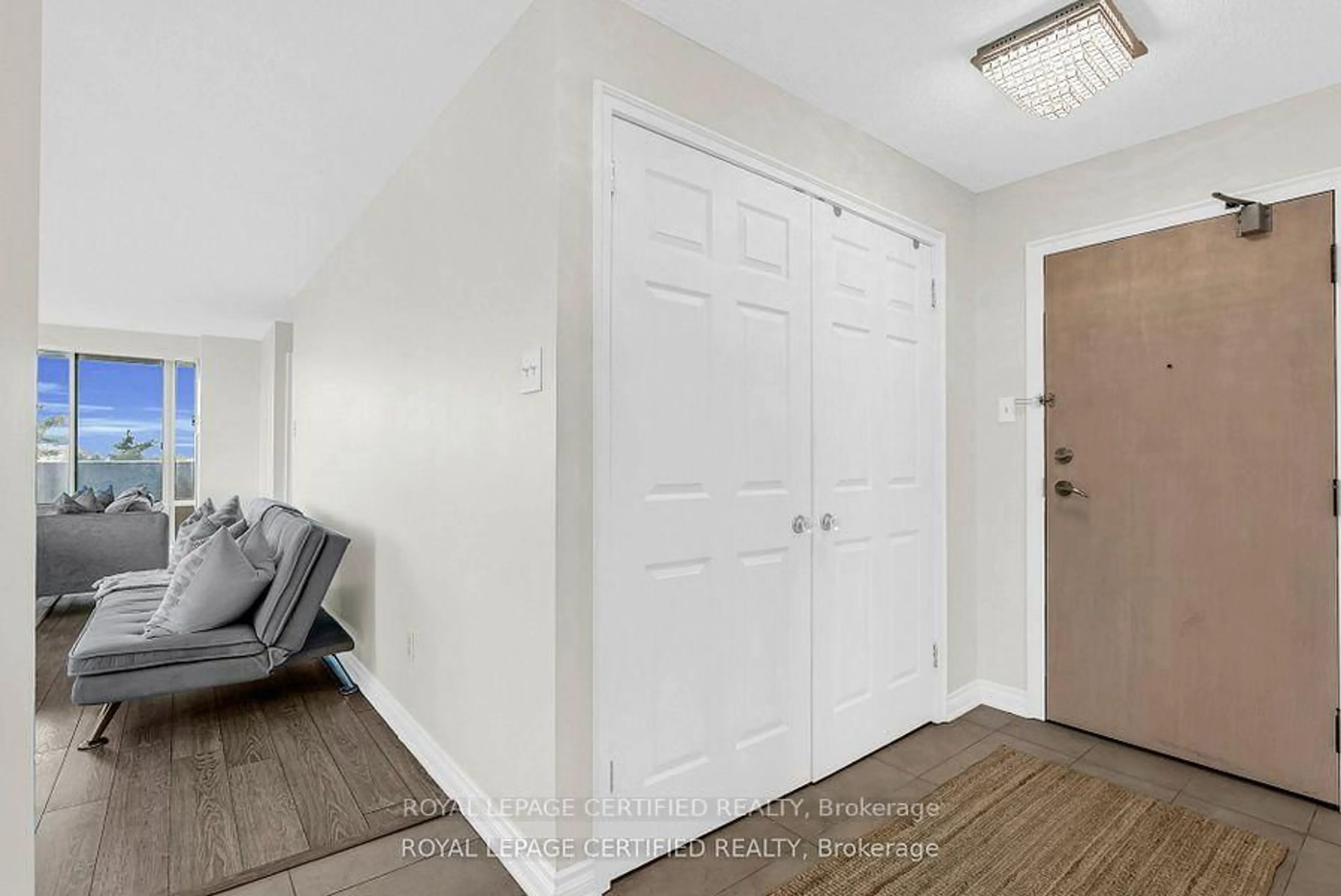 Indoor entryway for 350 Rathburn Rd #608, Mississauga Ontario L5B 3Y2