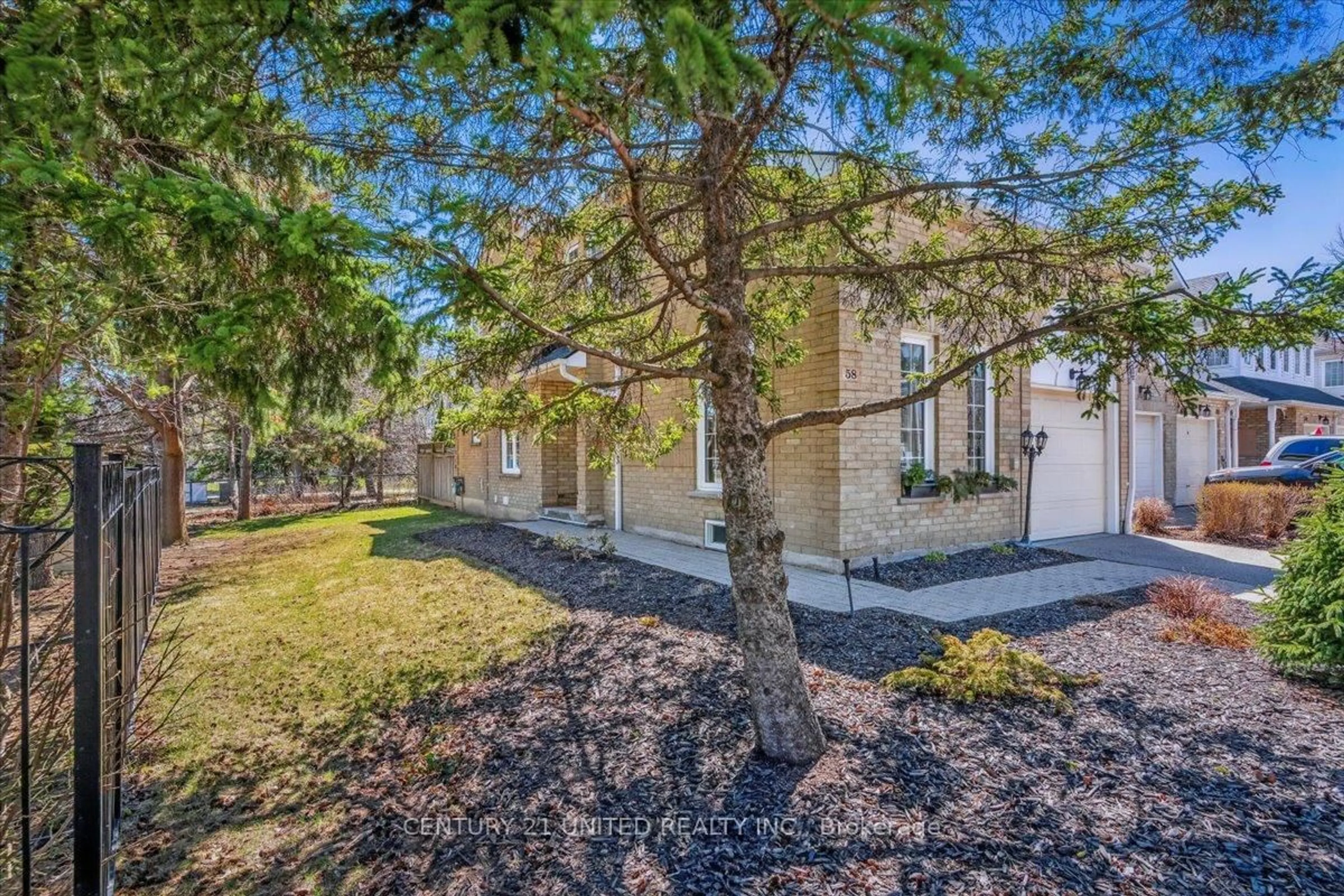 A pic from outside/outdoor area/front of a property/back of a property/a pic from drone, street for 58 Heathcliffe Sq #58, Brampton Ontario L6S 5R5