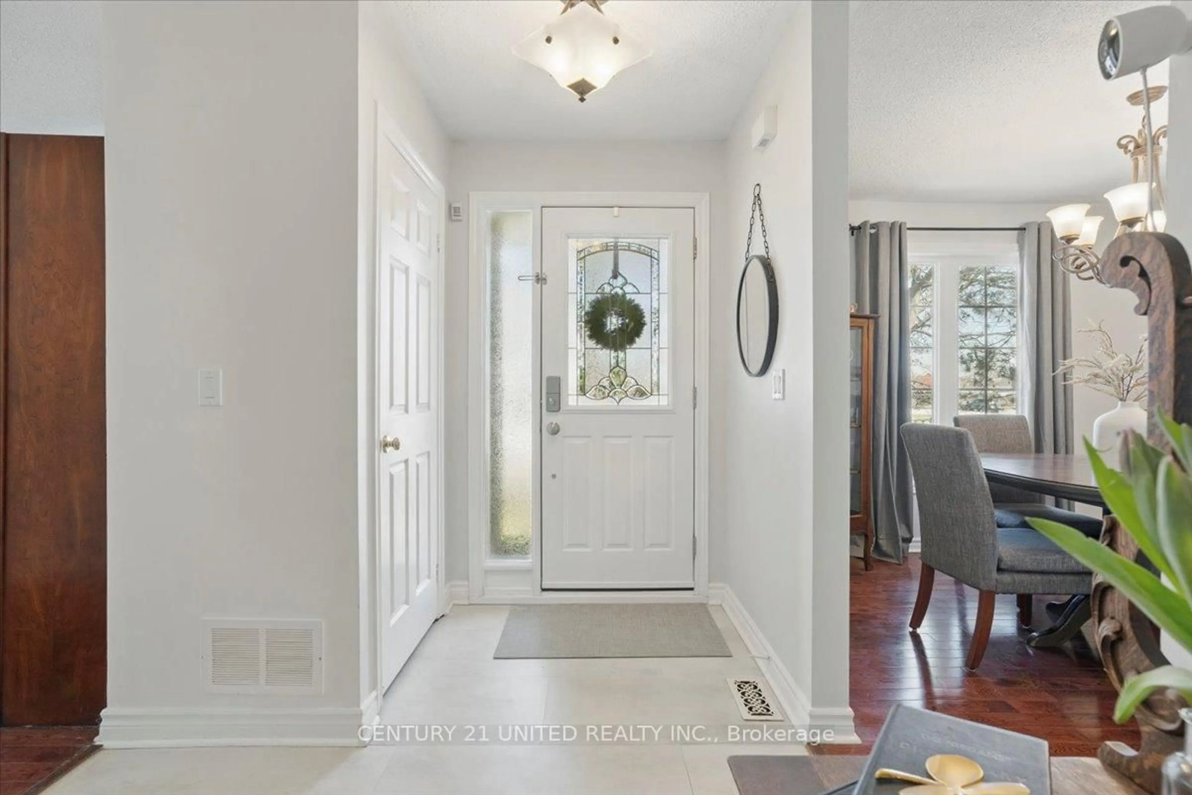Indoor entryway for 58 Heathcliffe Sq #58, Brampton Ontario L6S 5R5