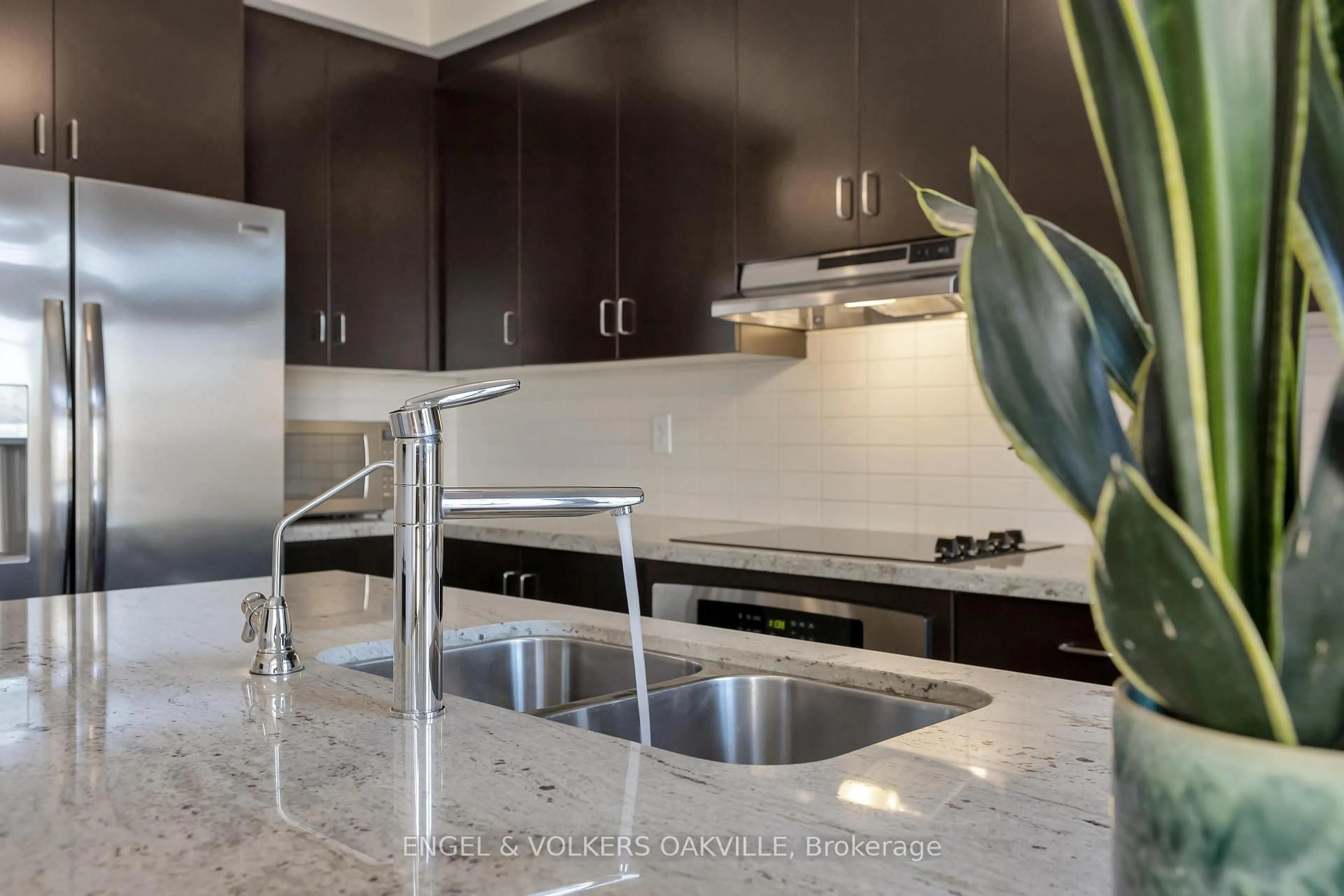 Contemporary kitchen, ceramic/tile floor for 64 Batiste Tr, Halton Hills Ontario L7G 0H2