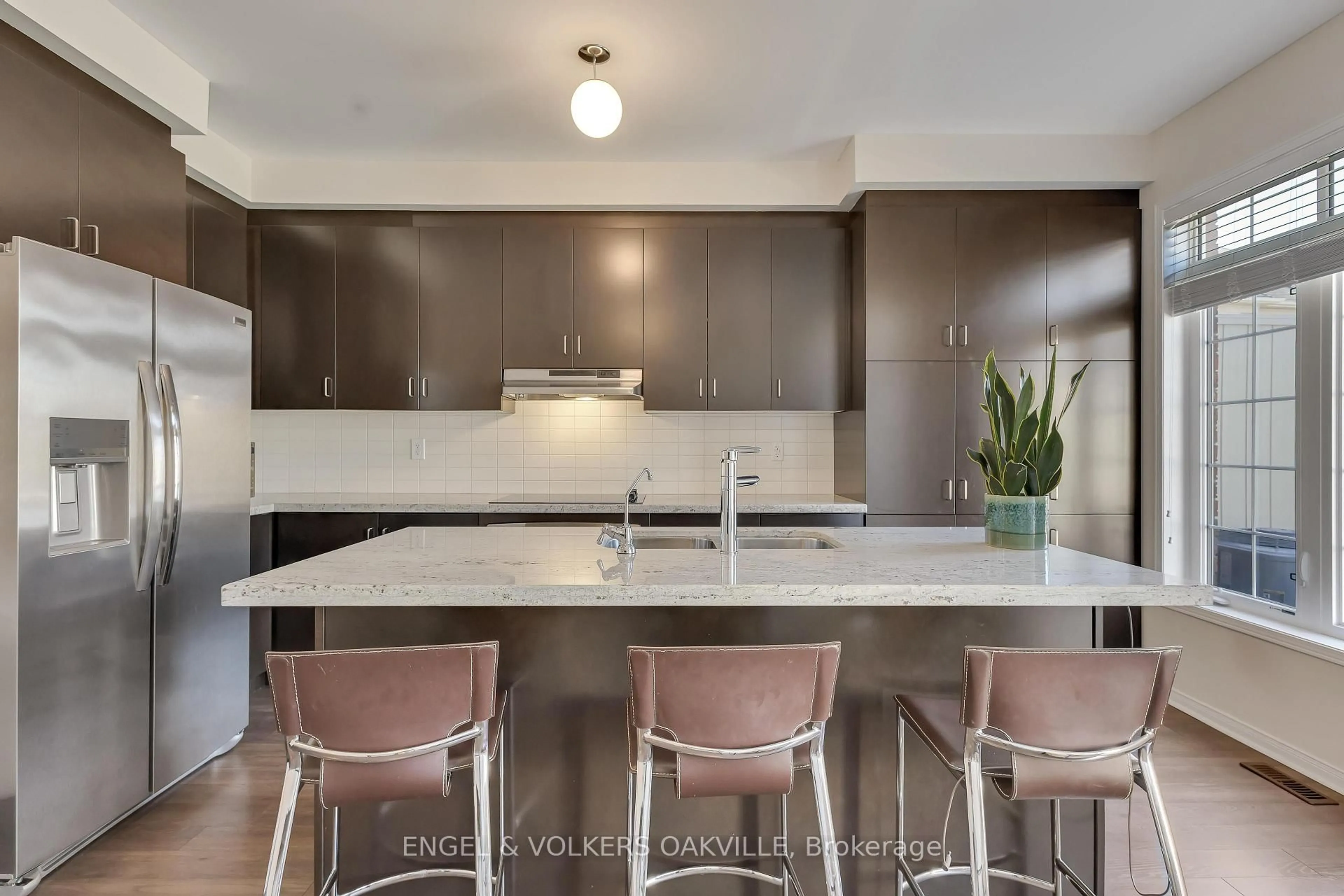 Contemporary kitchen, unknown for 64 Batiste Tr, Halton Hills Ontario L7G 0H2